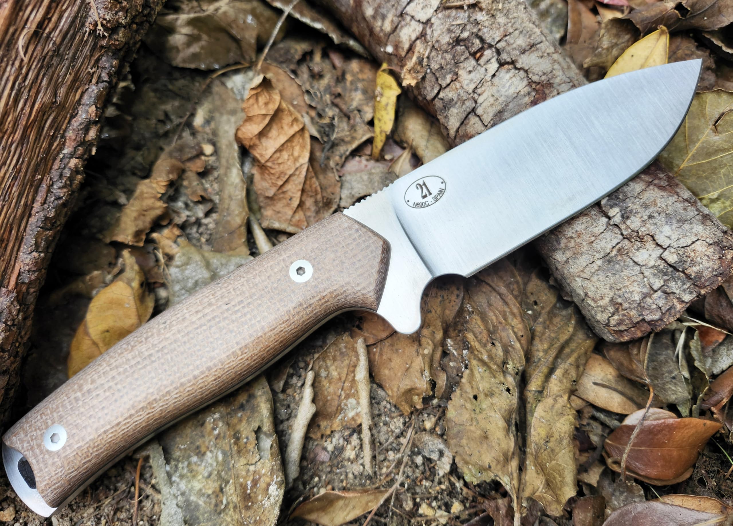 JEO-TEC Nº21 Nóż Bushcraft, nóż do paska na zewnątrz, nóż myśliwski, nóż survivalowy wielofunkcyjny , stałe ostrze, BÖHLER N690C, z naturalna skorzana osłona + krzesiwo + ostrzalka do noży , recznie robiony w Hiszpanii