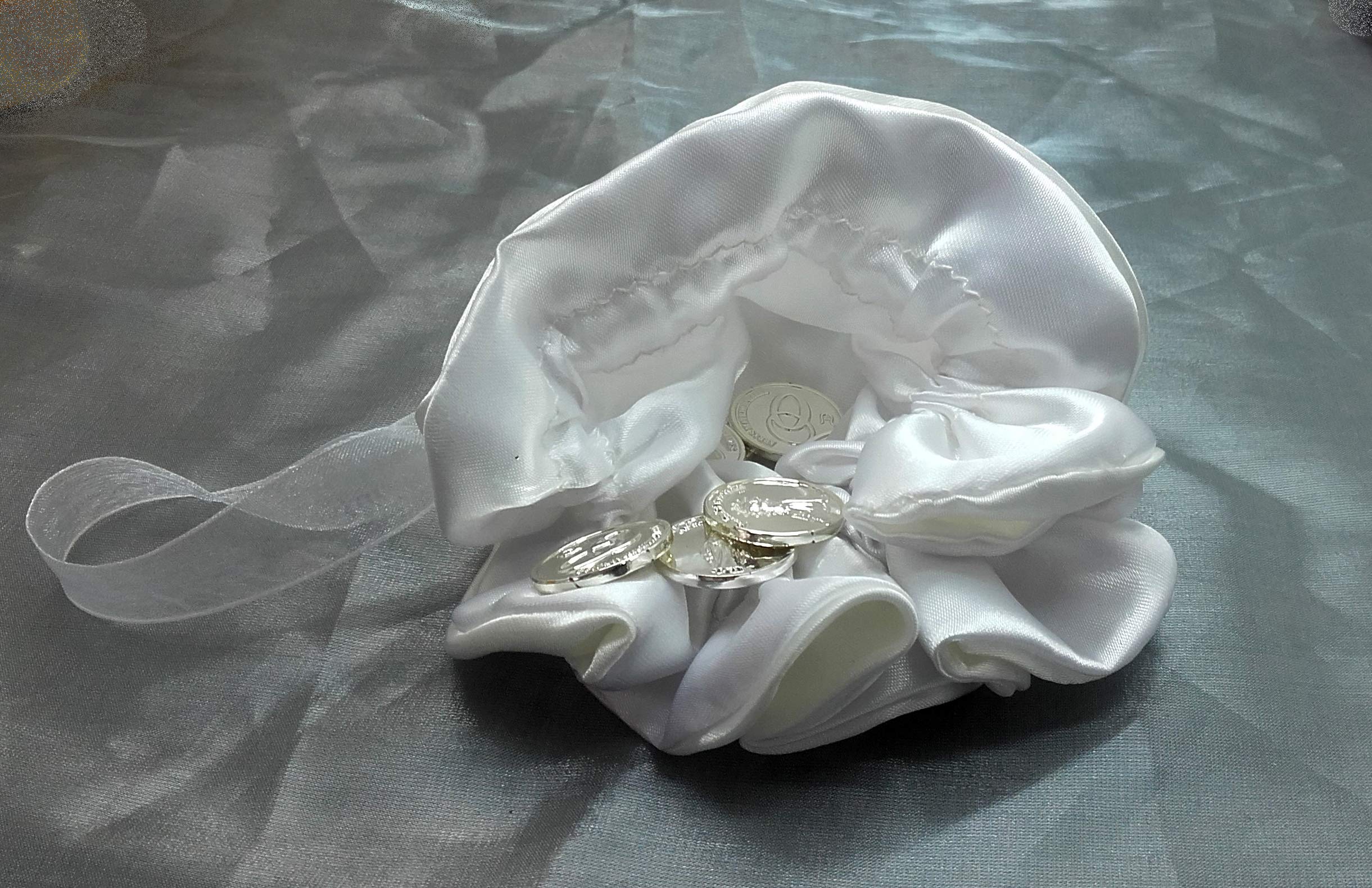 Arras de María con Saquito de Saten Redondo Reversible (Beis y Blanco) Hecho a Mano por Nuestros Artesanos y Estuche Incluido.
