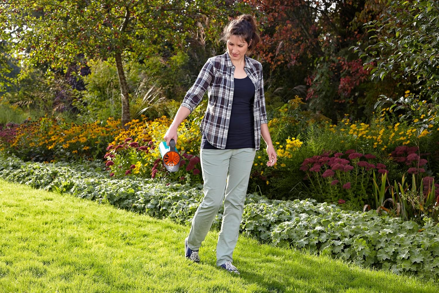 Gardena Kleinstreuer S: Grit Container and Hand Spreader for Sand, Salt and grit, for Spreading in Winter, Unique dosing System for Fertilizer and Seed Used (3255-20)