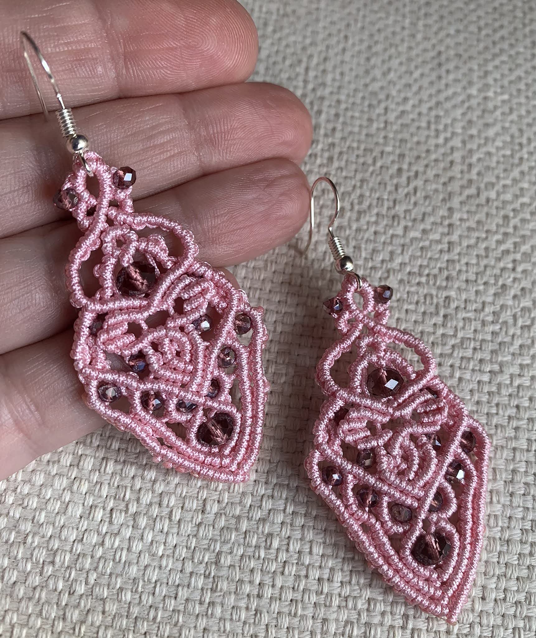 Pendientes rosas macramé hechos a mano con cuentas de distintos tamaños de cristal.Son muy ligeros .Miden aprox. 5 cm. de largo mas el gancho