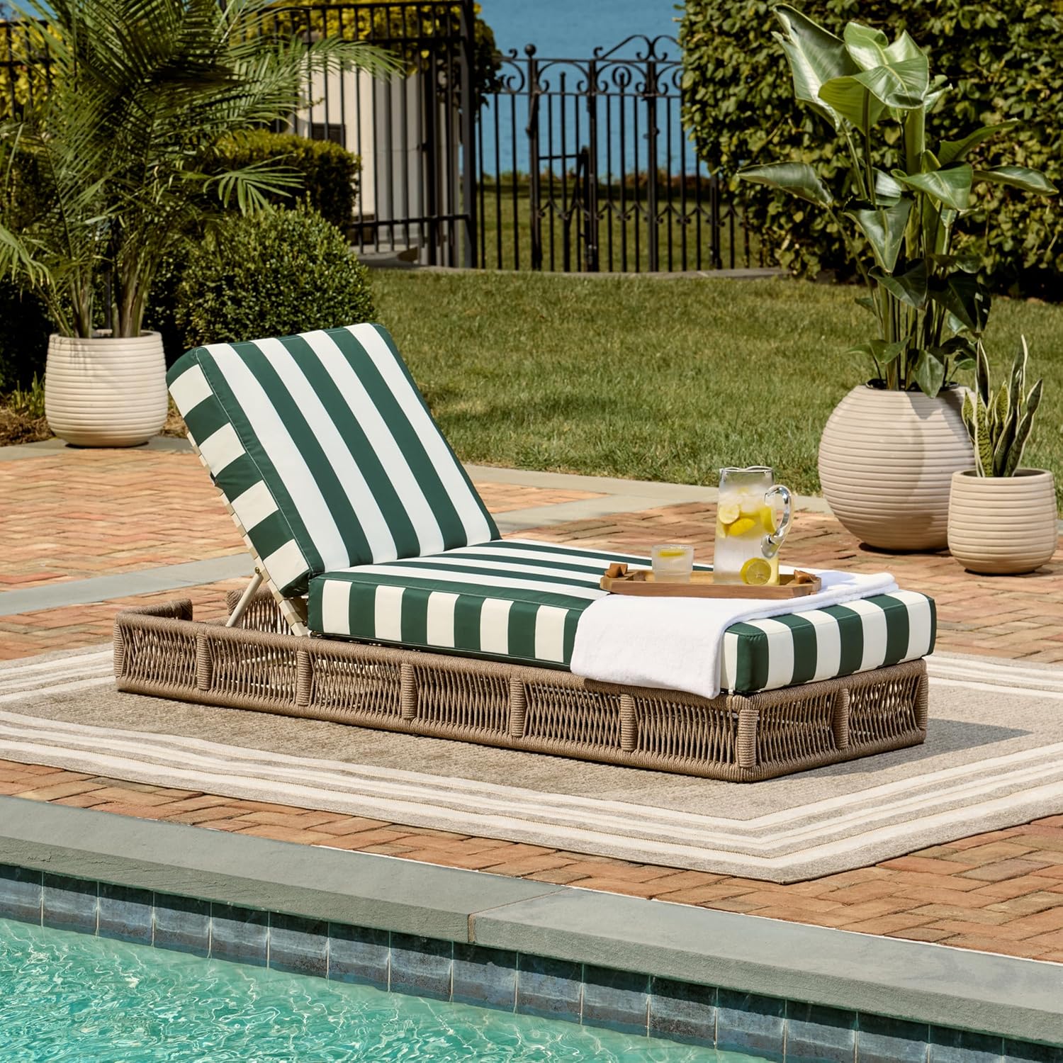 SAFAVIEH Outdoor Collection Gillian Heather Tan & Hunter Green Stripe Chaise Lounge Chair (Fully Assembled)