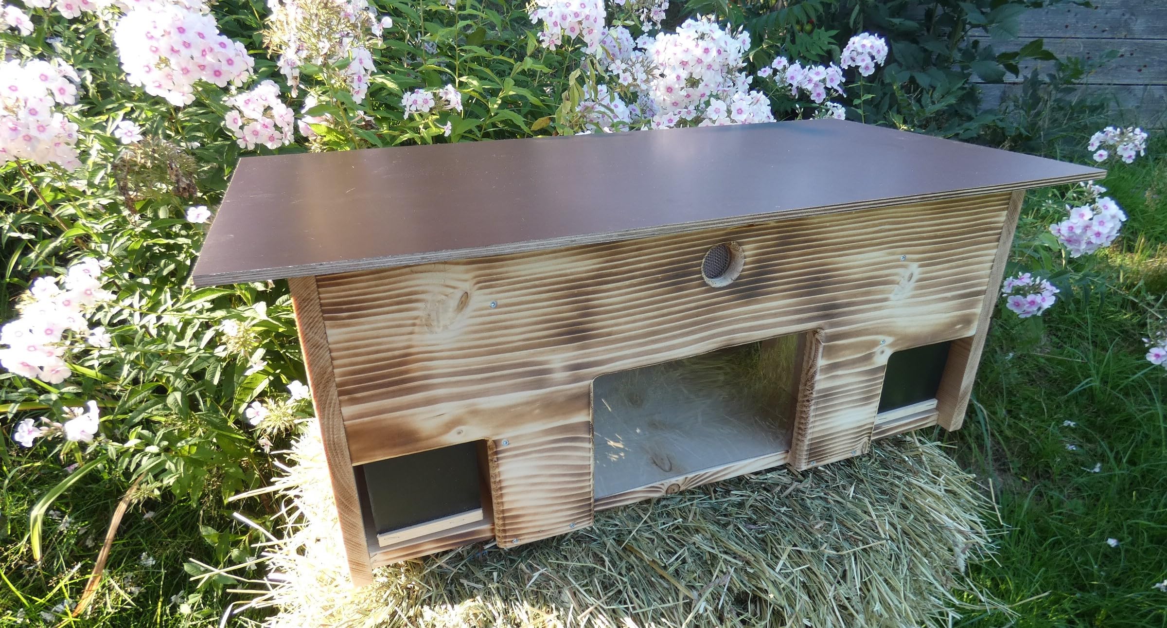 Igelfutterhaus mit Beobachtungsfenster 80cm x 40cm x 32cm Igelhotel 18mm Vollholz Witterungsbeständig Labyrintheingang easytouch-Rattenklappe (Edel geflammt, Mit Beobachtungsfenster ohne Boden)