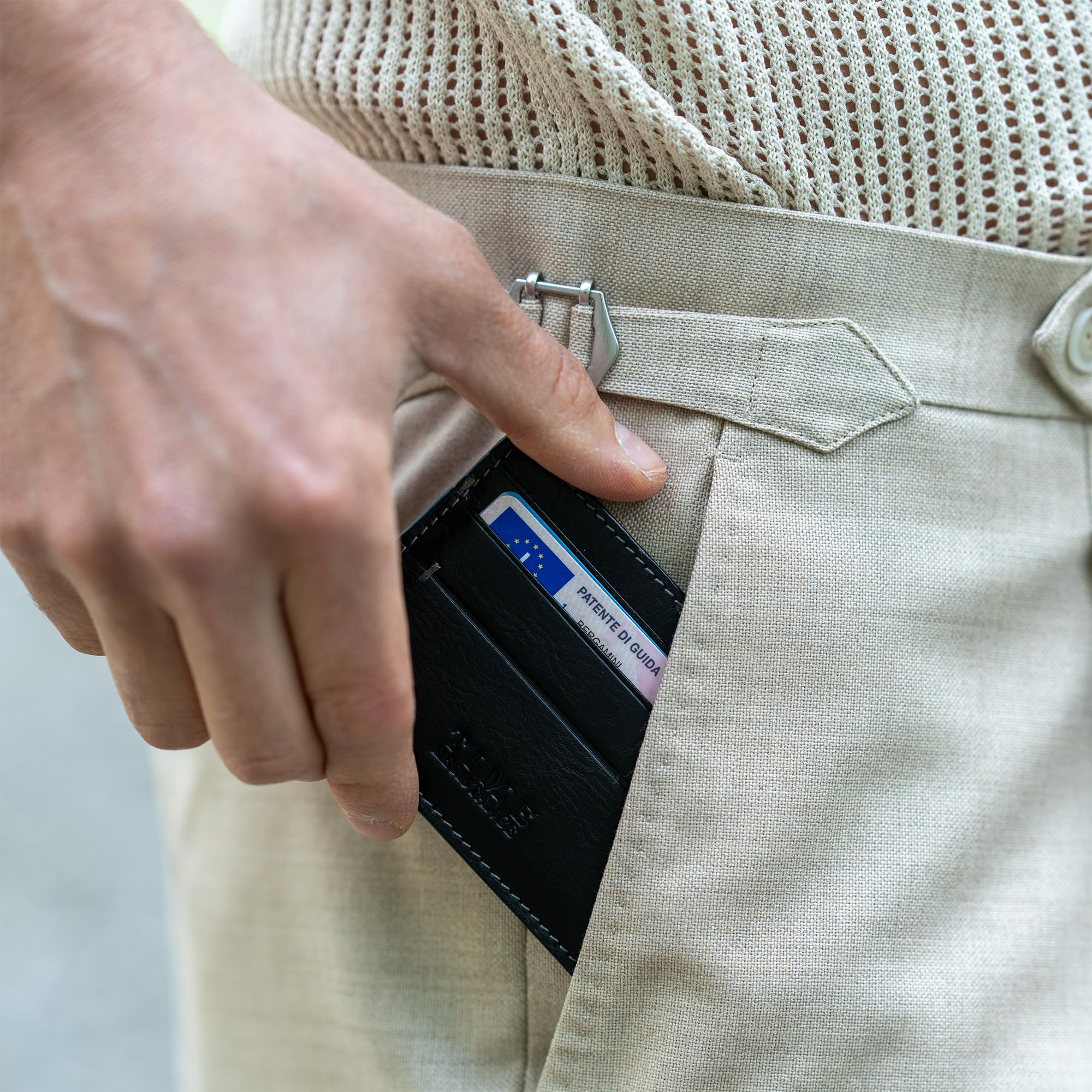 Time Resistance Porta Carte di Credito – Porta Biglietti da Visita in Pelle – Organizer per Carte Fatto a Mano in Italia (Nero)