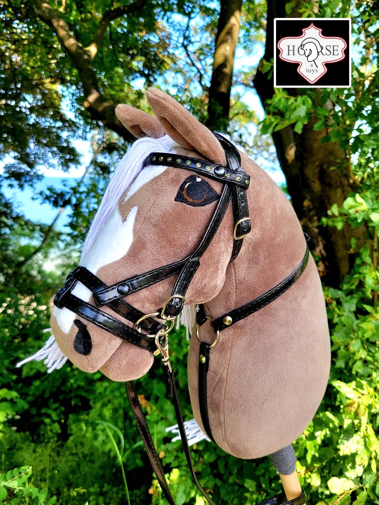 Hobby Horse Grande A3 (Cavallo su mazzo) con briglia come da immagine (grigio chiaro)
