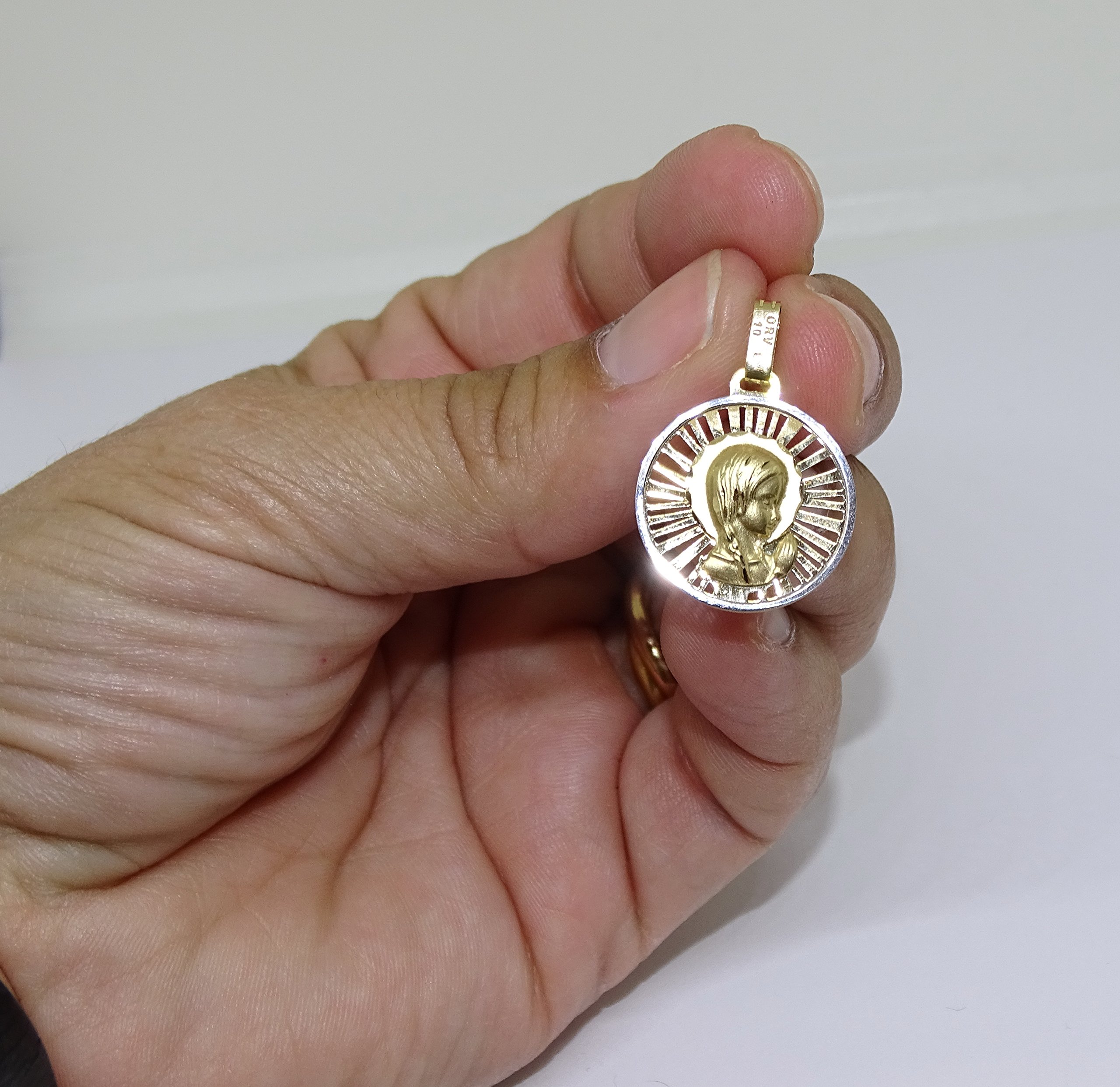 18-karatowy złoty medalion dziewica modląca się | Okrągły Wisiorek 18mm | Medal katolicki | Klasyczna Biżuteria | 2,25g Dwukolorowe złoto | Religijny prezent na chrzciny dziecka | Prezent na Pierwszą Komunię | Prezent na Baby Shower dla noworodka |