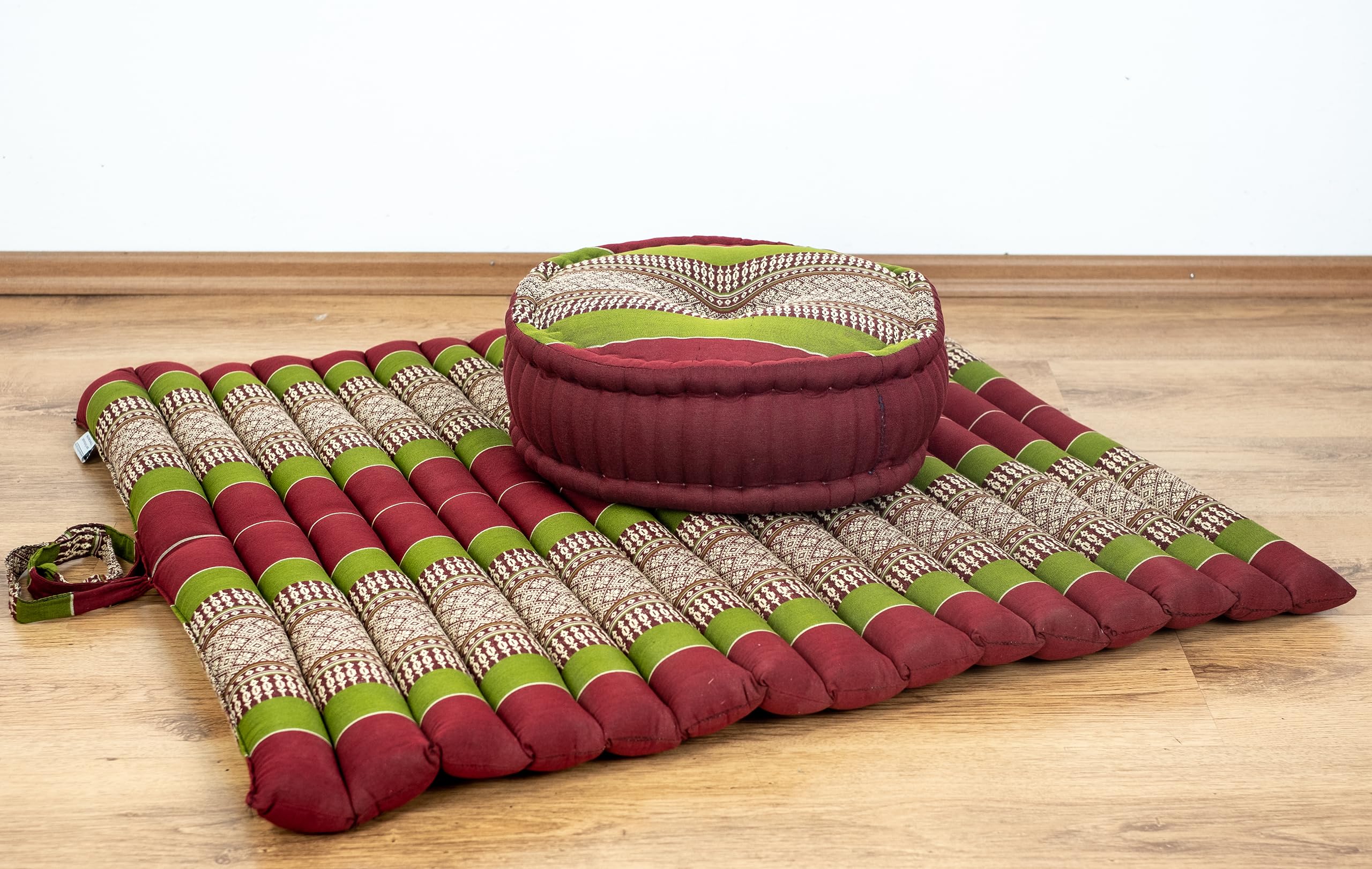 livasia Set Meditazione XL - Ø 38x15cm/tappetino 75x75x4,5cm - Set Yoga Cuscino e Tappetino, Pouf, Tappetino e Cuscino Yoga Fatti a Mano con kapok, Cuscino Pavimento, Cuscino zafu (Rosso/Verde)