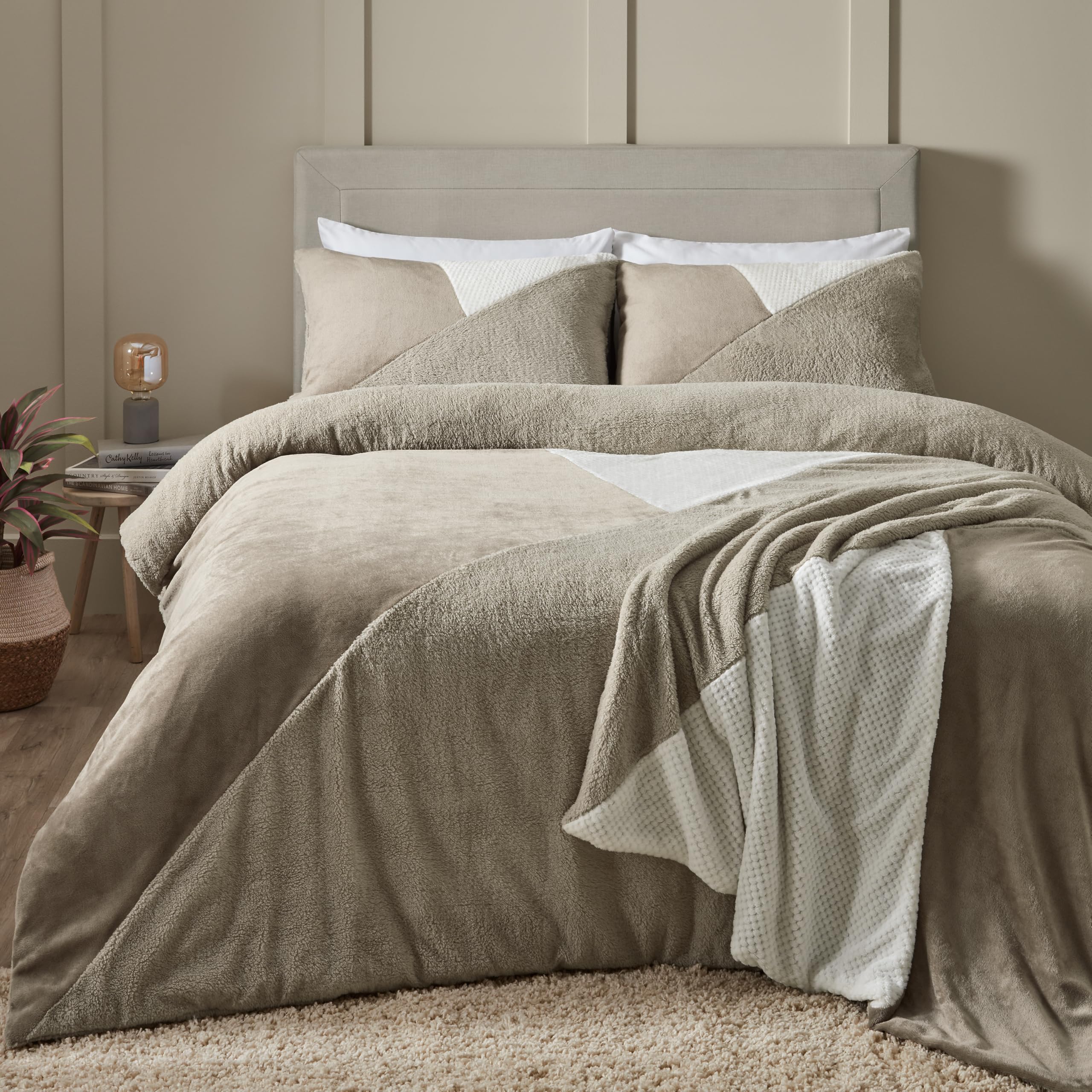 Catherine Lansfield Cosy Larsson Geo Fleece Double Duvet Cover Set with Pillowcases Natural