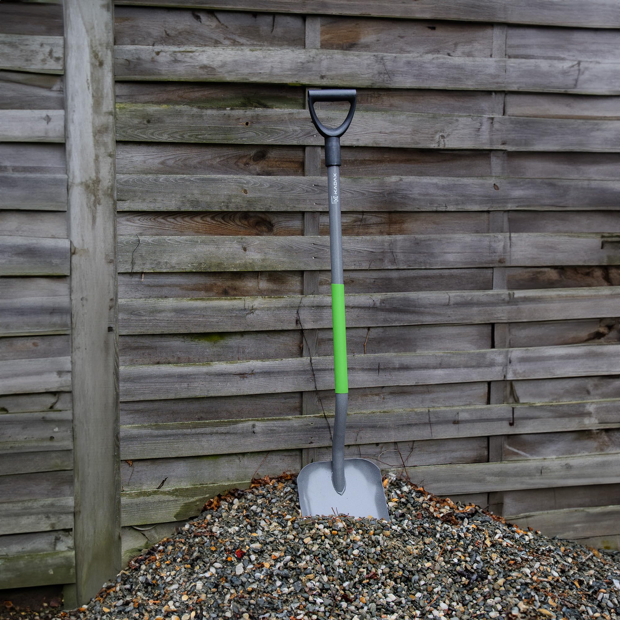 KADAX Sandschaufel für BAU-und Gartenarbeiten, Robuster Gartenspaten, Gartenschaufel, Gartenwerkzeug, Bauschaufel mit D-Griff und Stahlstiel, Spatenschaufel (Grün-Grau)