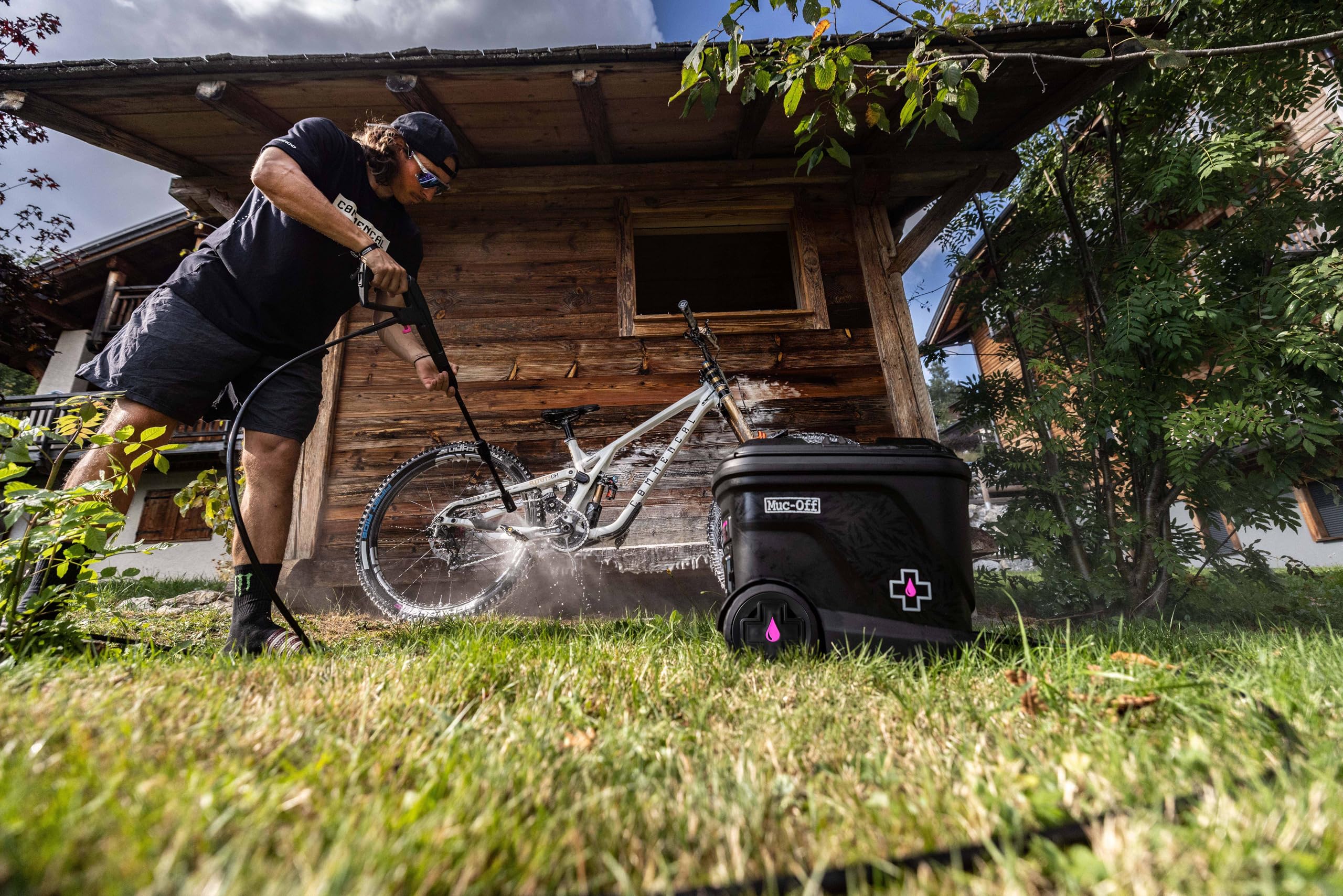 Muc-Off Hidrolimpiadora Portátil a Batería Moto Starter Bundle – Depósito 20L con 4 Lanzas y Nano Tech Limpiador de Moto
