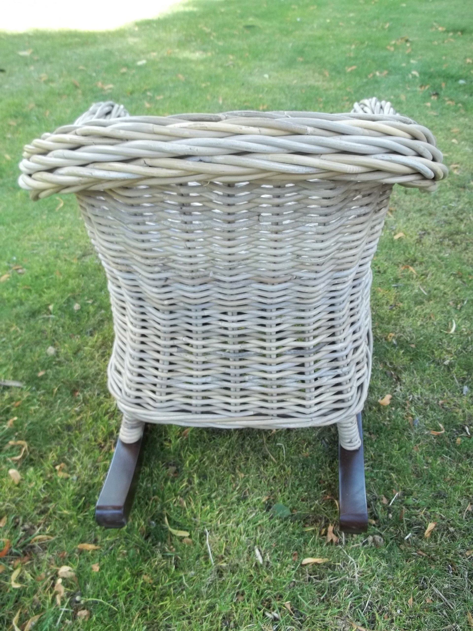 Sedia a dondolo junior in rattan e legno, esclusiva con cuscino