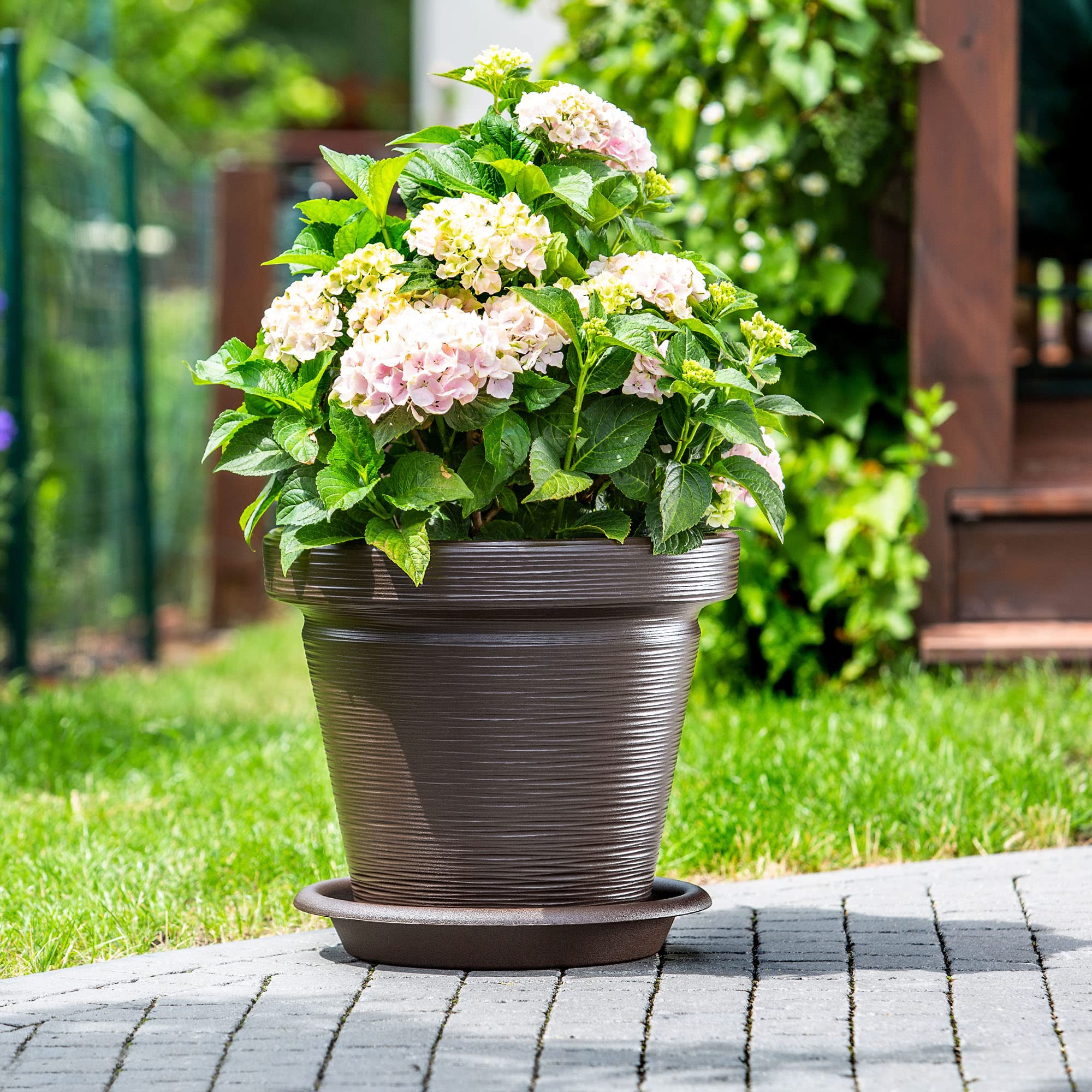KADAX Pot de Fleurs en Plastique, 4 Couleurs, Pot de Plantes avec Soucoupe, Pot de Plantes, Pot de Plantes avec Motif incisé, Pot de Fleurs en Plastique, Pot de Fleurs Rond (∅ 55 cm, Marron foncé)