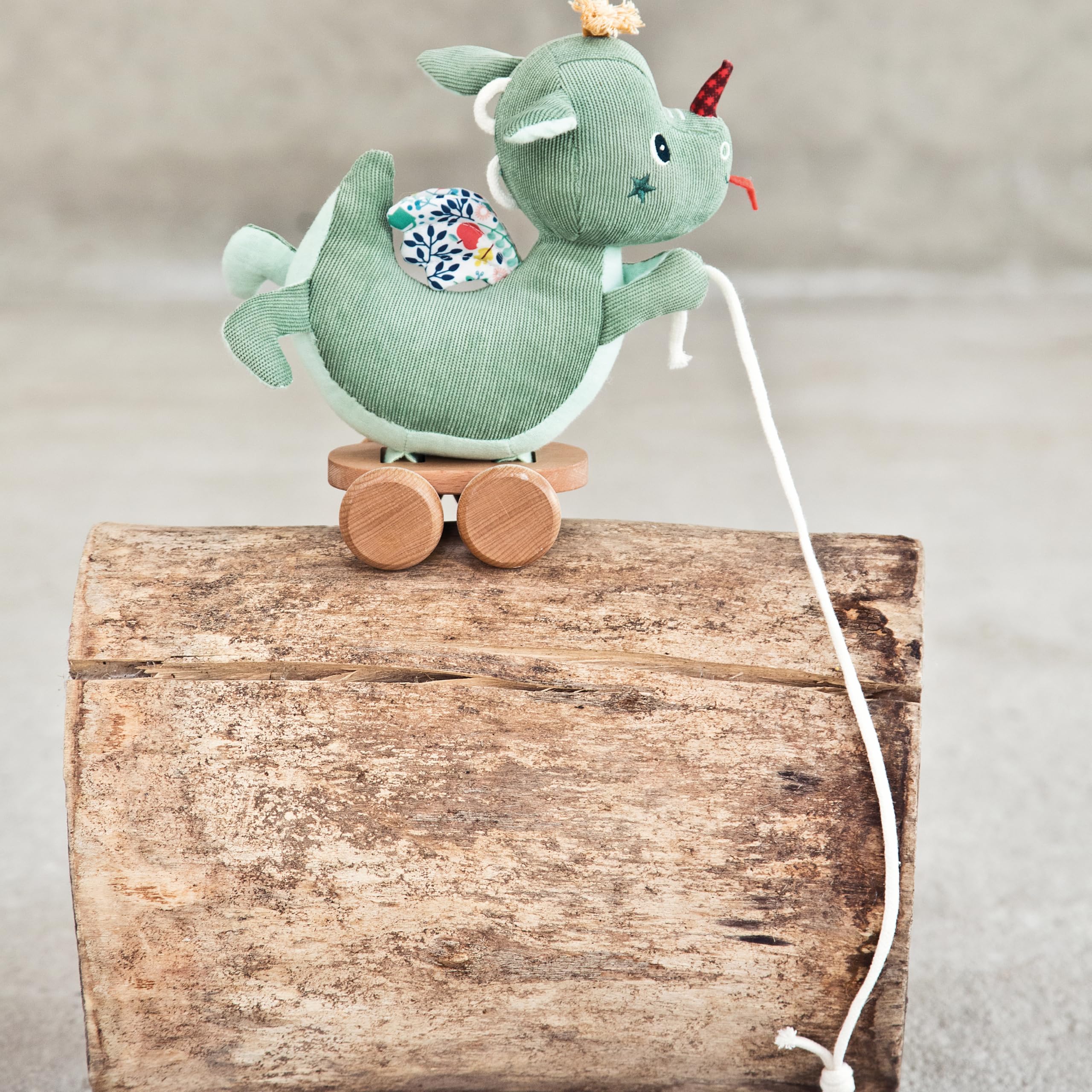 Lilliputiens – Jouet à Tirer Joe Le Dragon – Compagnon idéal pour Les Premiers Pas de bébé – Jouet d’éveil sonore et Tactile avec Tete tintante et Roues Mobiles – Dès 12 Mois – 83329