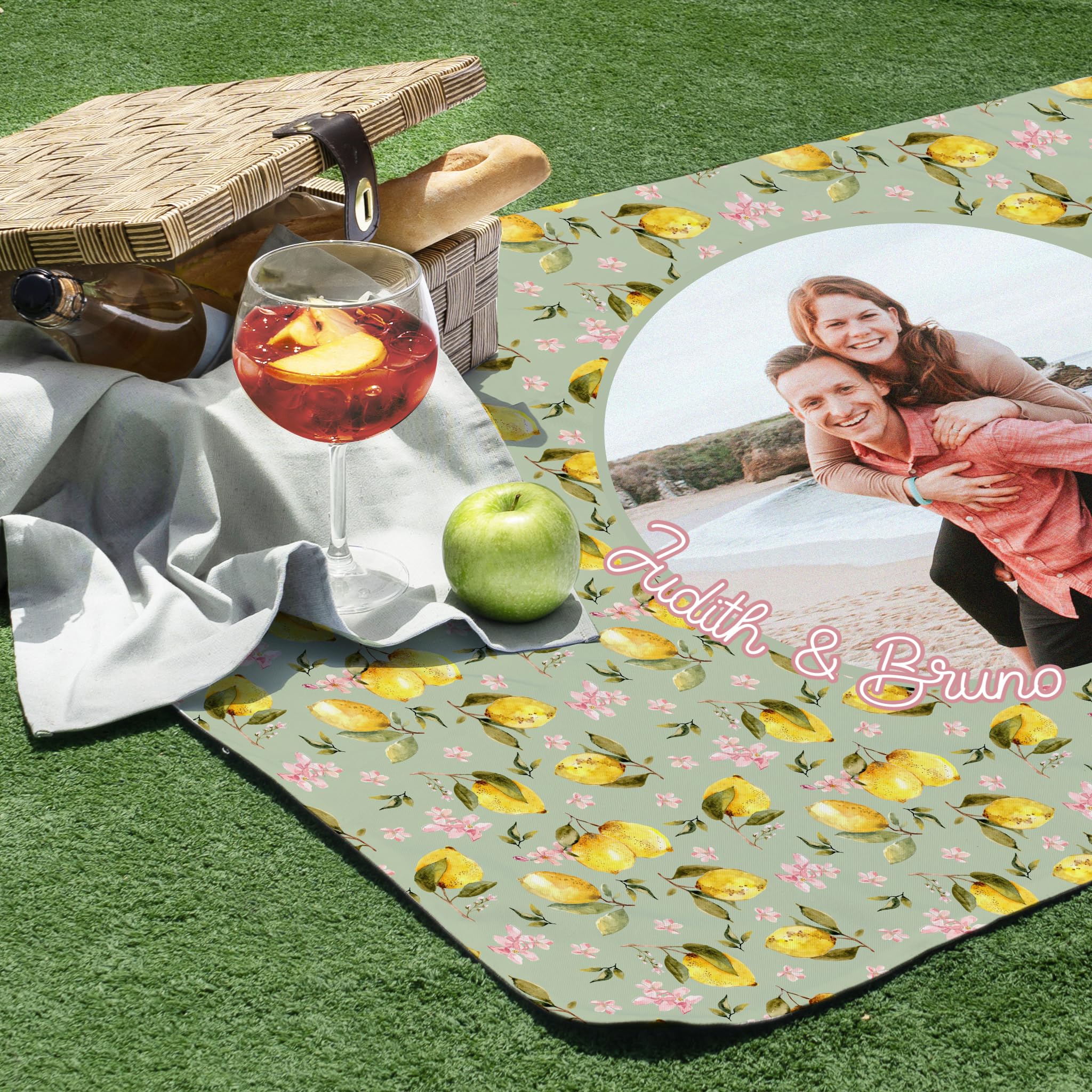 Wanapix | Picknickdecke 240x145 cm | Personalisiert mit deinen Fotos oder Texten | Wasserdicht | Inklusive Tragegurt mit Griff | Große Decke für Garten, Strand oder Park | 100% personalisiert