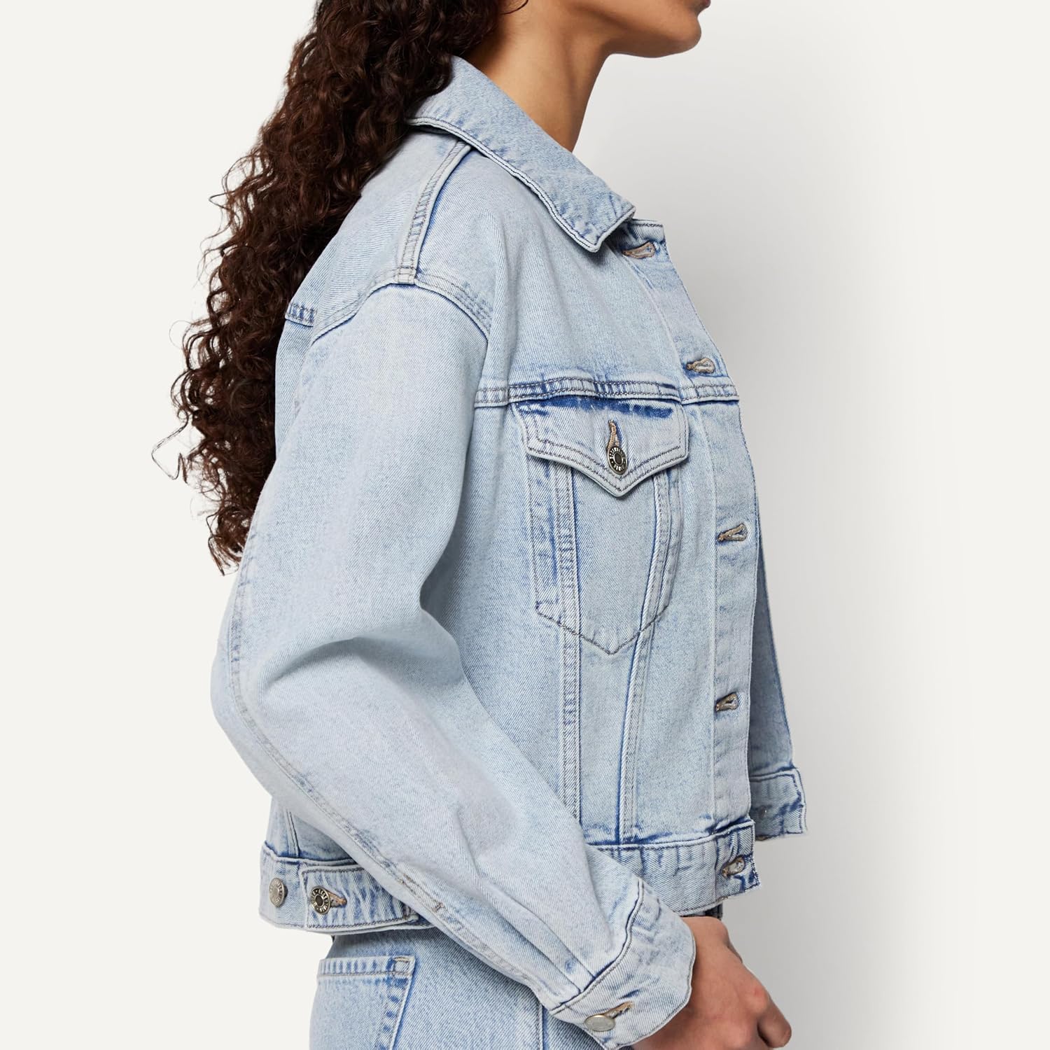 Amazon Essentials Women's Low Stretch Relaxed-Fit Cropped Denim Jacket