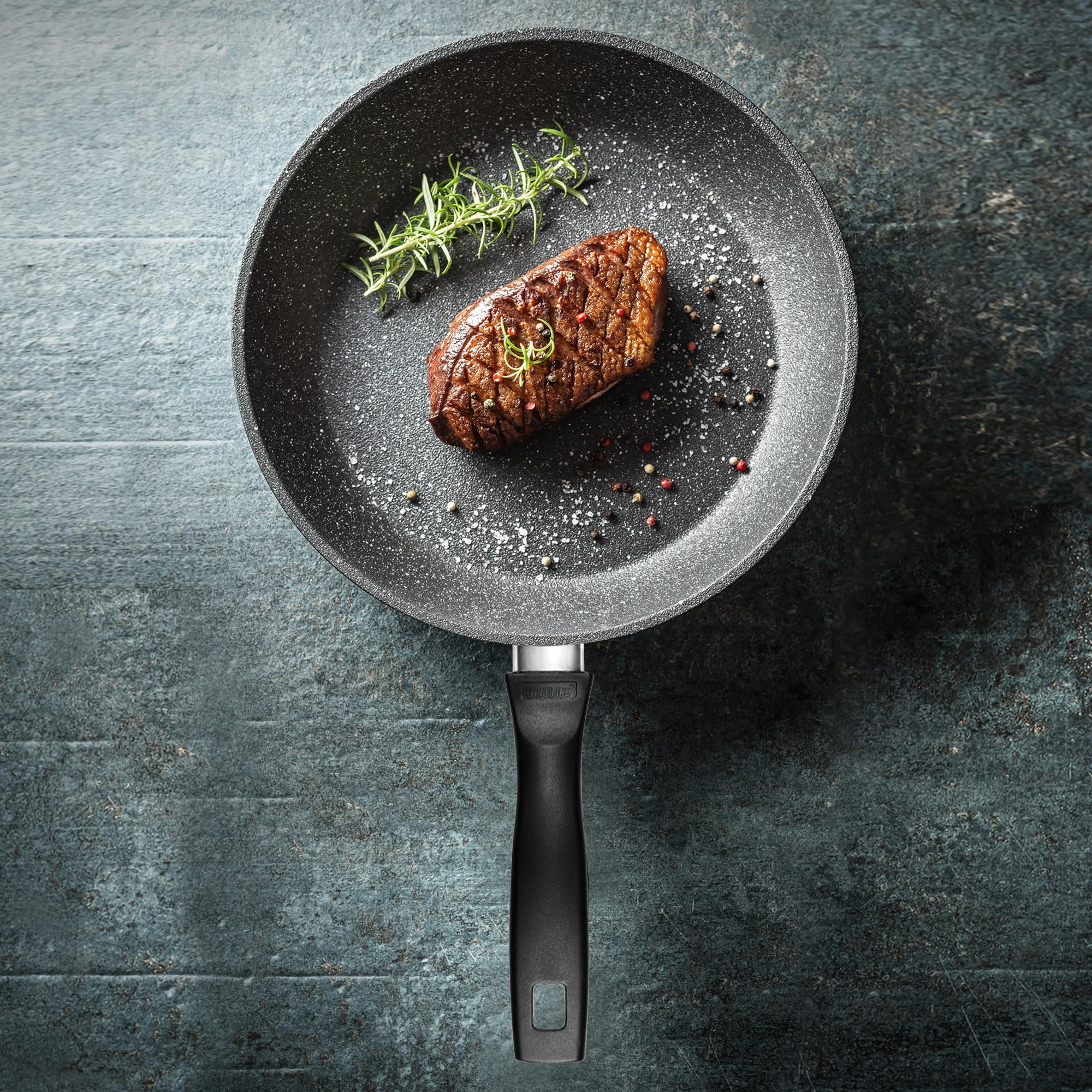 STONELINE Schmorpfanne 28 cm hoher Rand, Aluguss, Schmorpfanne beschichtet mit echten Steinpartikeln, geeignet für Backofen und Induktion, ohne Fett und Öl braten, grau