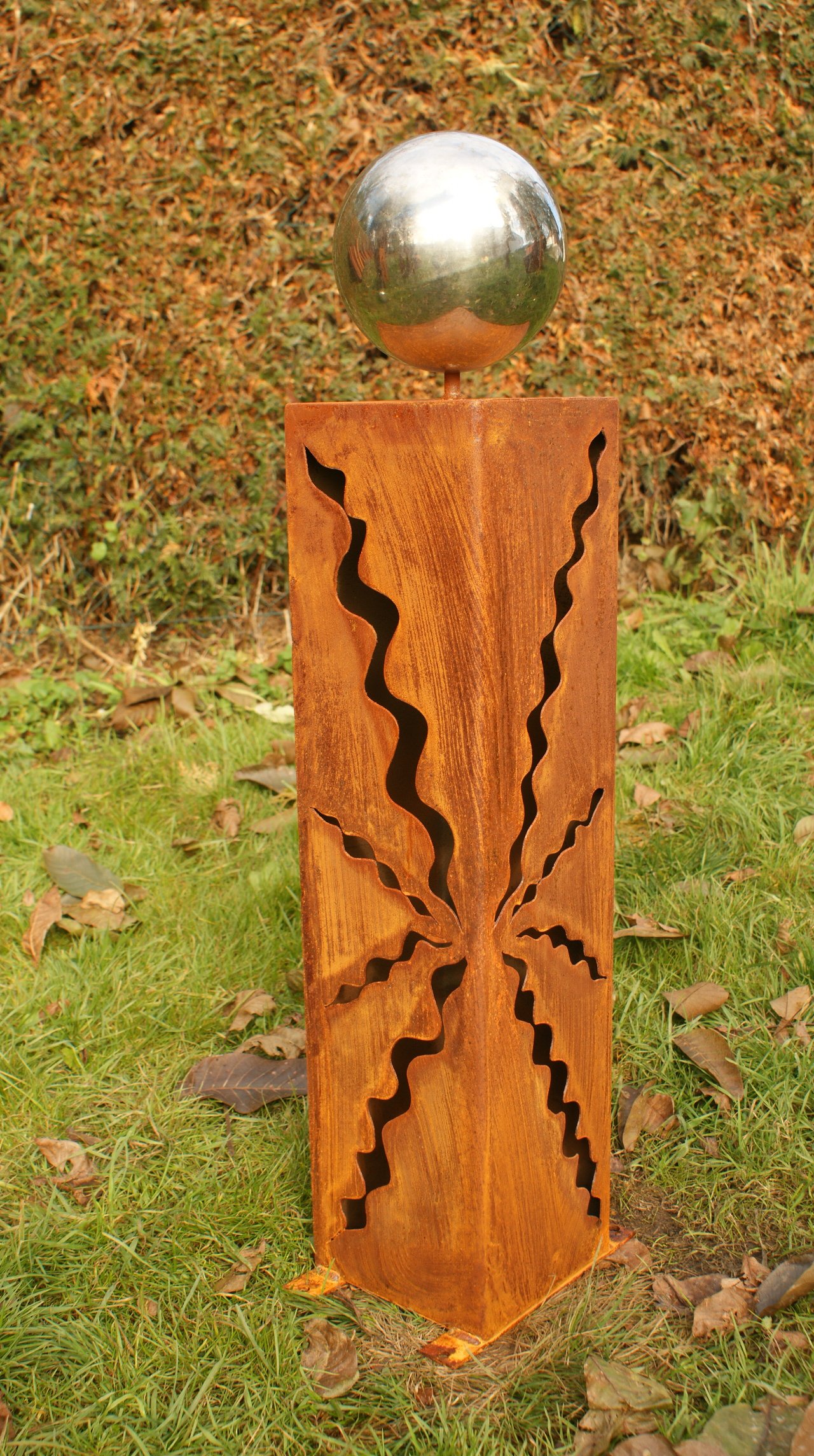 Gartendekoshop24 Rostsäule Mit Edelstahlkugel – 60 Cm Hoch, Handgemacht, Wetterfest – Rustikale Garten-Skulptur