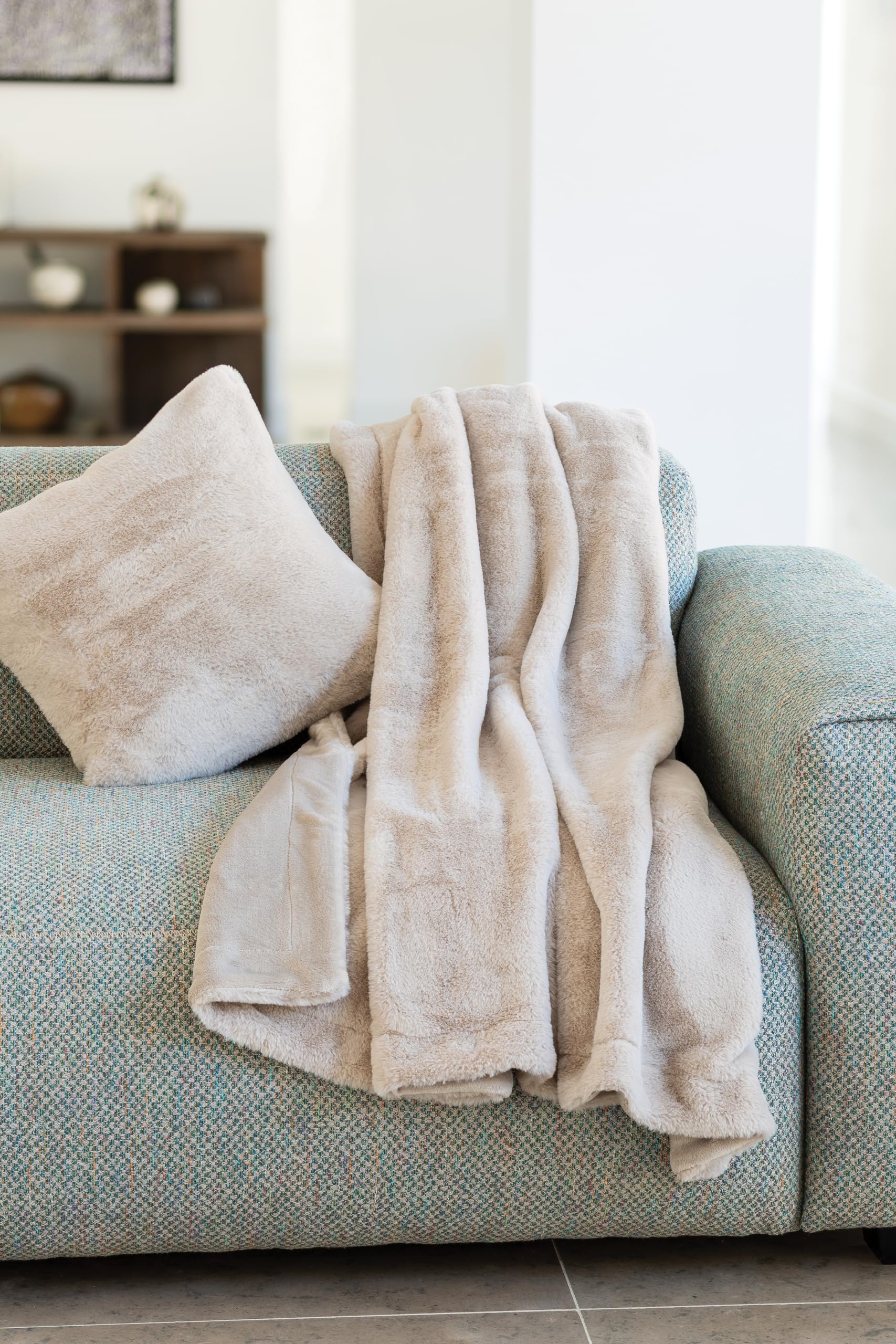Coussin Mellow Toison d'or fausse fourrure 45x45 galet deco salon