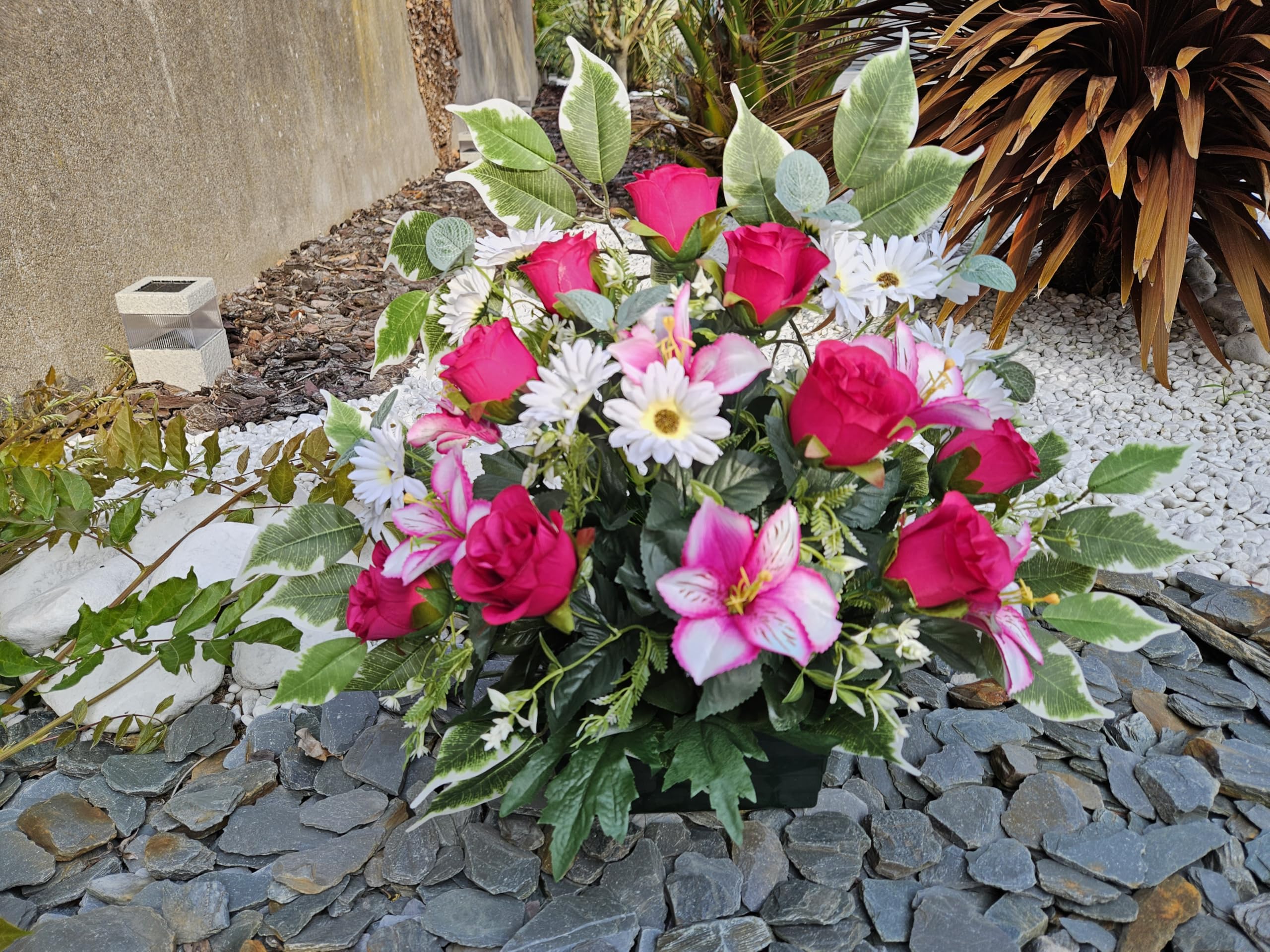 Composition de Fleurs Artificielles Lesté Ciment Pour Une Très Bonne Tenue à L' extérieur. Réalisé Par Nos Soins. Fleurs de Qualité.