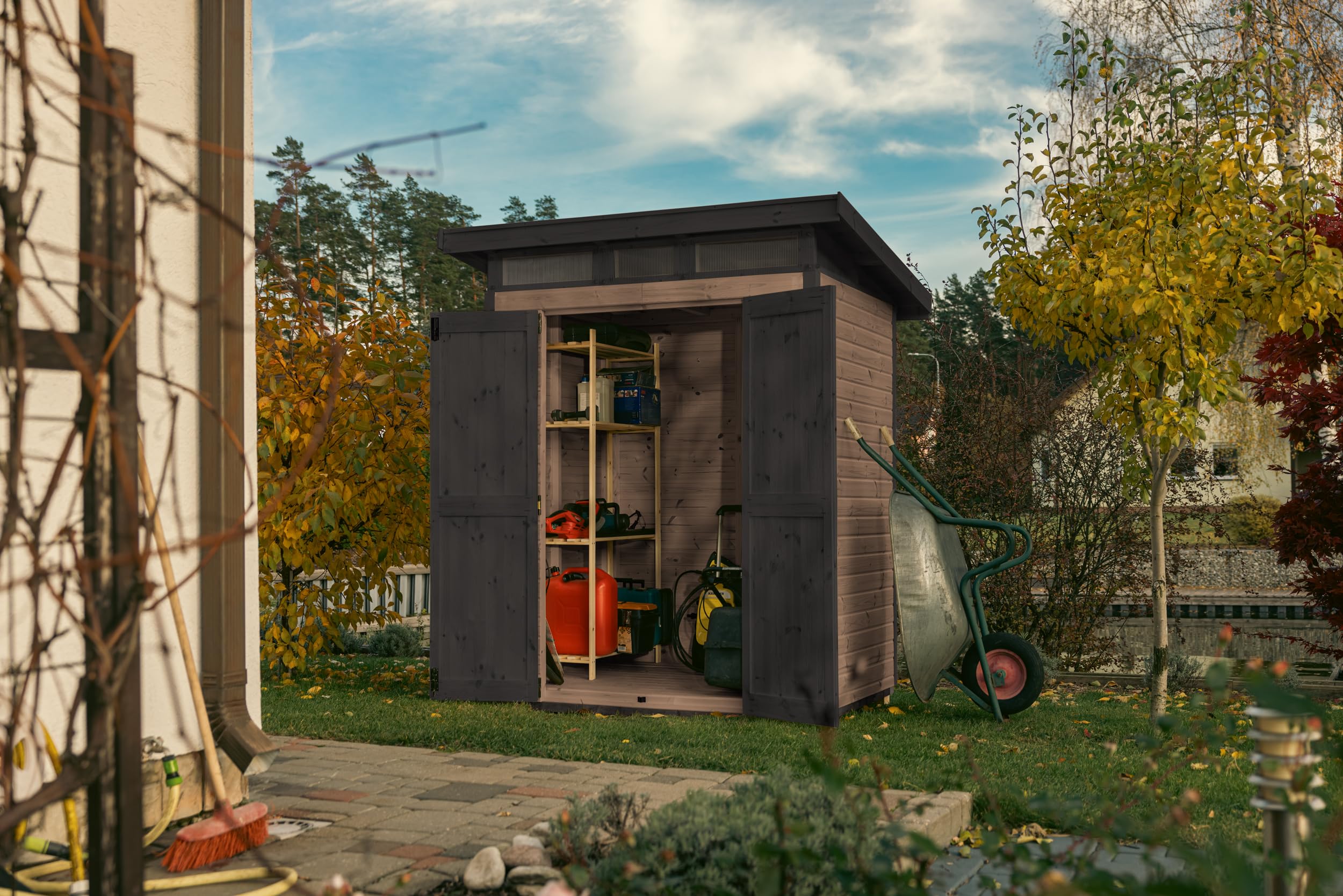 Upyard Domek ogrodowy Strongbox M – wytrzymały drewniany domek na narzędzia z impregnowanym fundamentem i bardzo wytrzymałym dachem z tworzywa sztucznego, 163 x 127 cm, brązowy