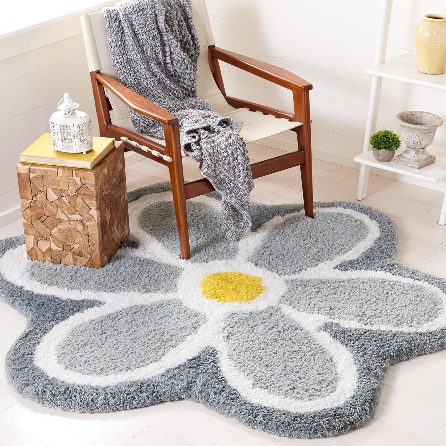 SAFAVIEH Novelty Collection Area Rug - 5' Round, Ivory & Orange, Handmade Floral Wool, Ideal for High Traffic Areas in Living Room, Bedroom (NOV902P)