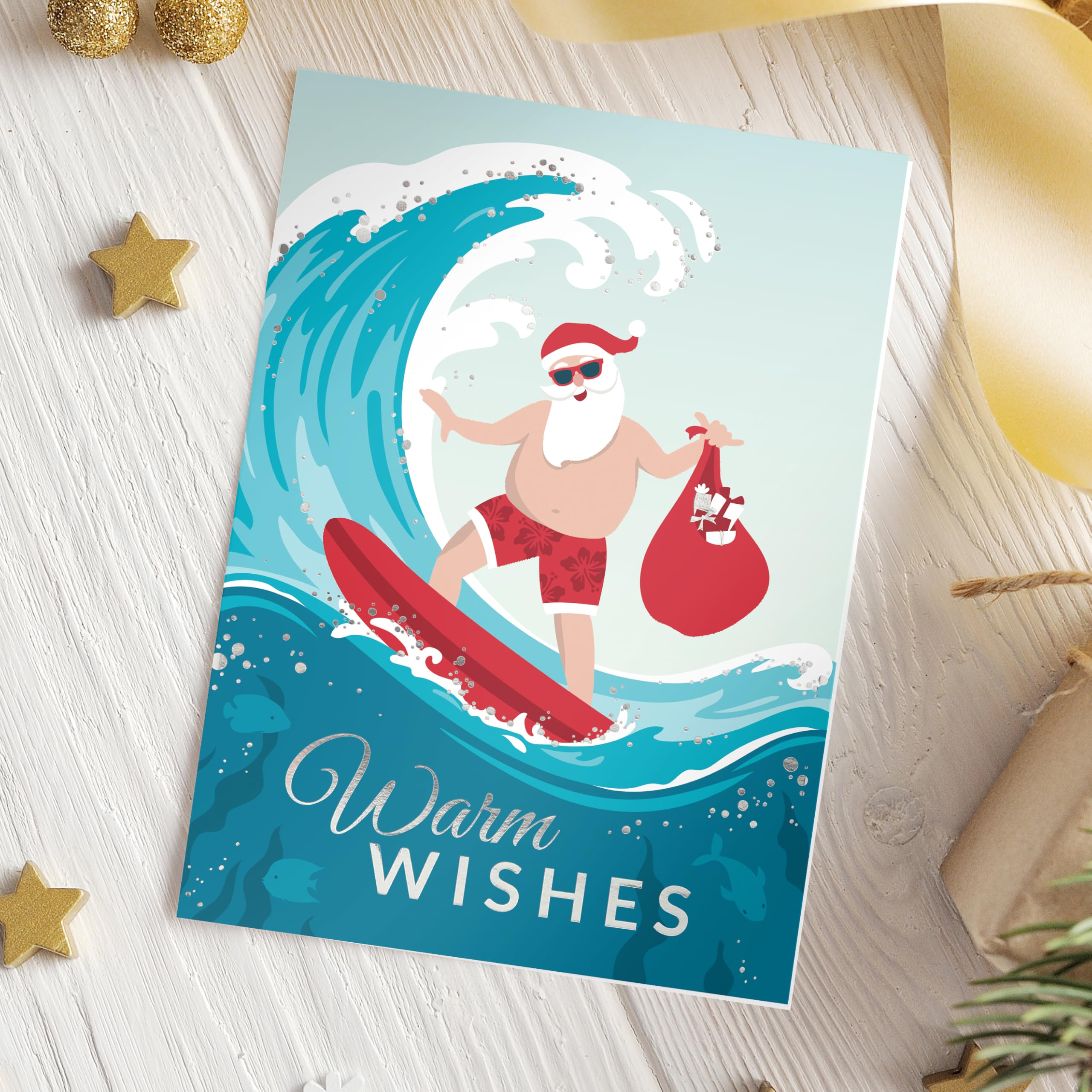 Masterpiece Surfing Santa Weihnachtskarten, 16 Boxed Beach Holiday Cards mit Silberfolien-Akzenten und passenden Umschlägen, 14 x 19 cm, gefaltete warme Wünsche Winterurlaub-Grußkarten mit Innentext