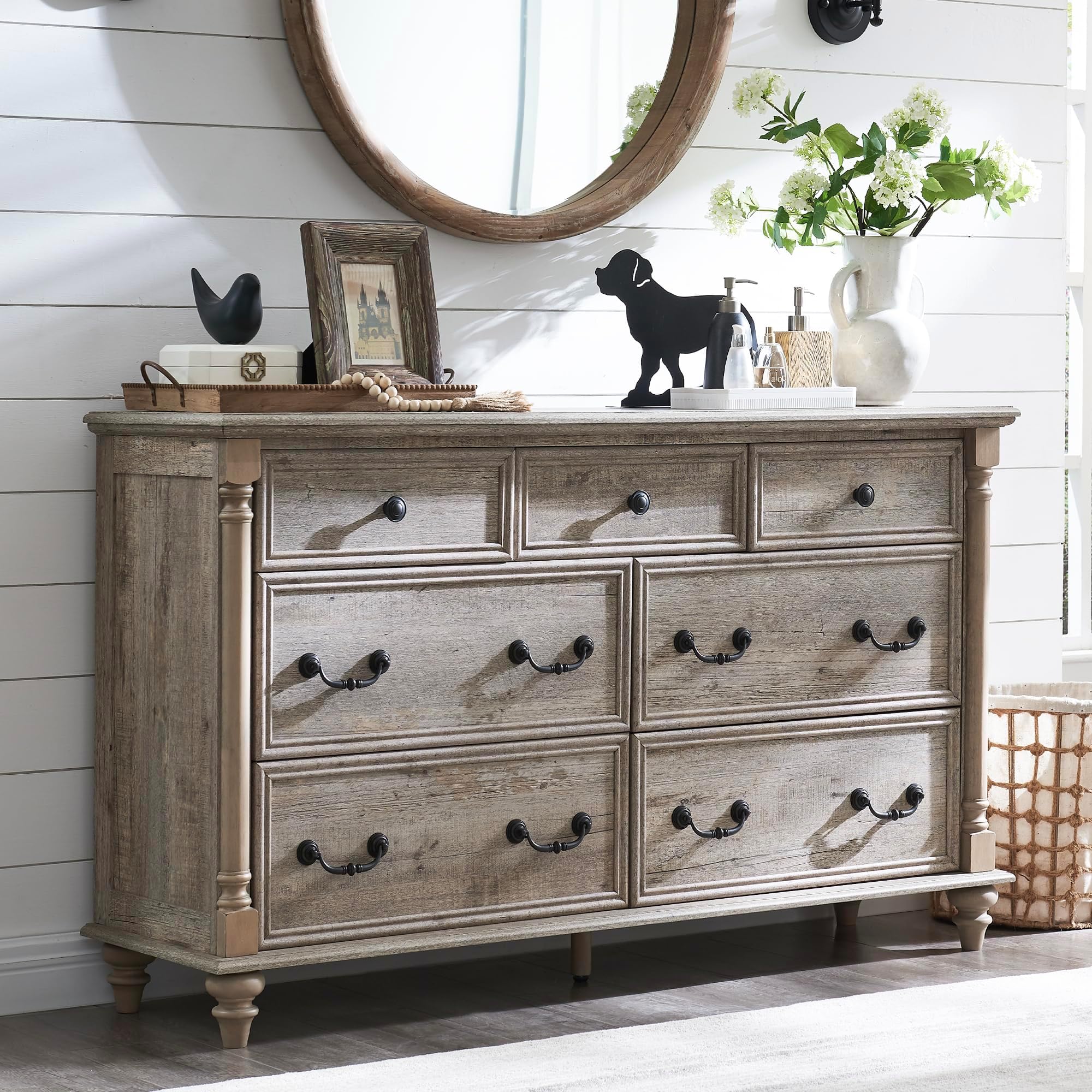 Hooker Furniture Leesburg Wood Bachelors Chest in