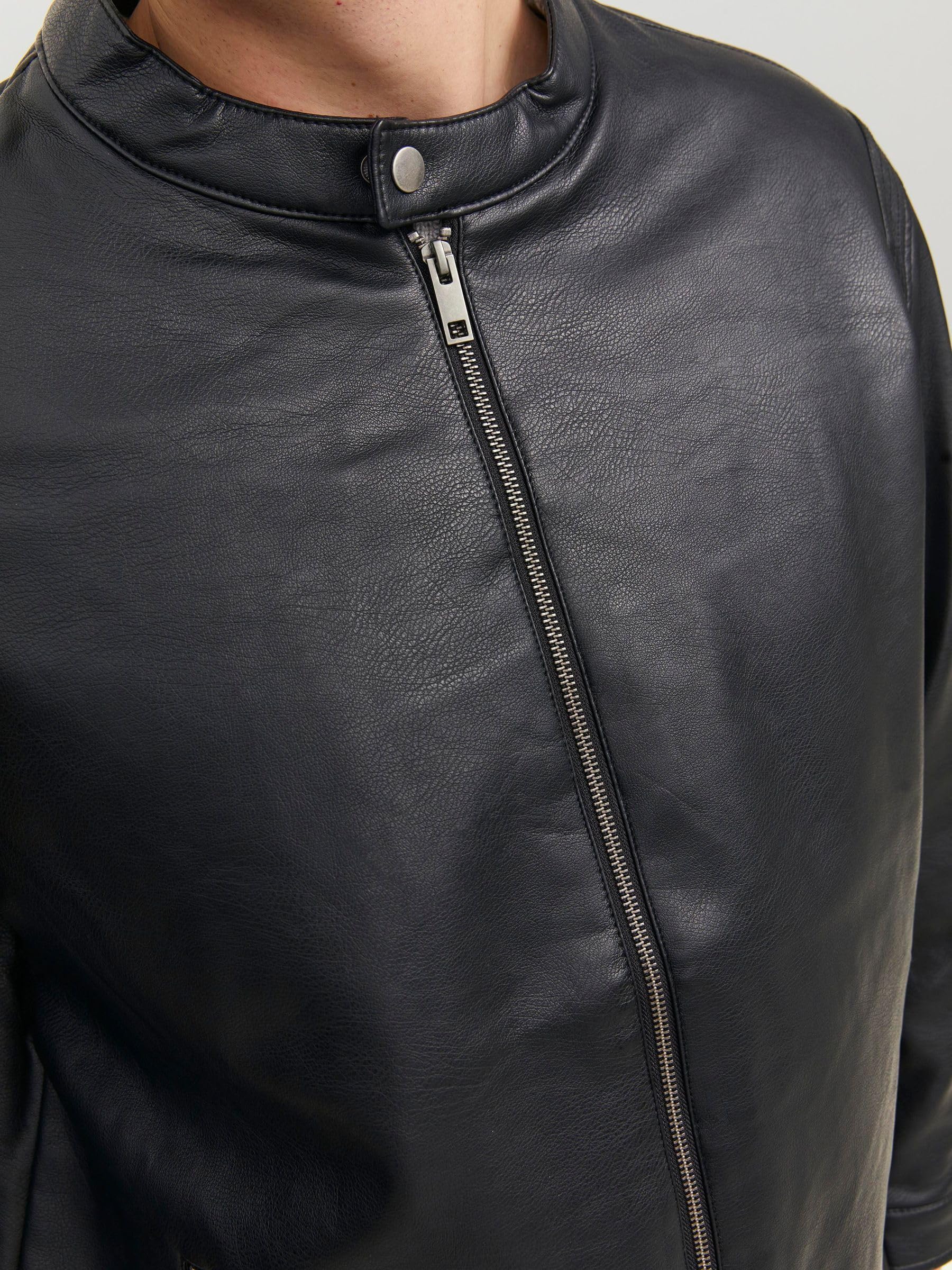 JACK & JONES Giacca in finta pelle con impunture sulle spalle con chiusura a zip sul davanti, collo alla coreana e tasche laterali con zip.
