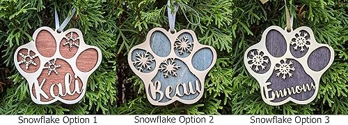 Miniatura 2 de Adorno de Navidad personalizado con estampado de patas, el nombre de tu mascota y colores a elegir, perro o gato