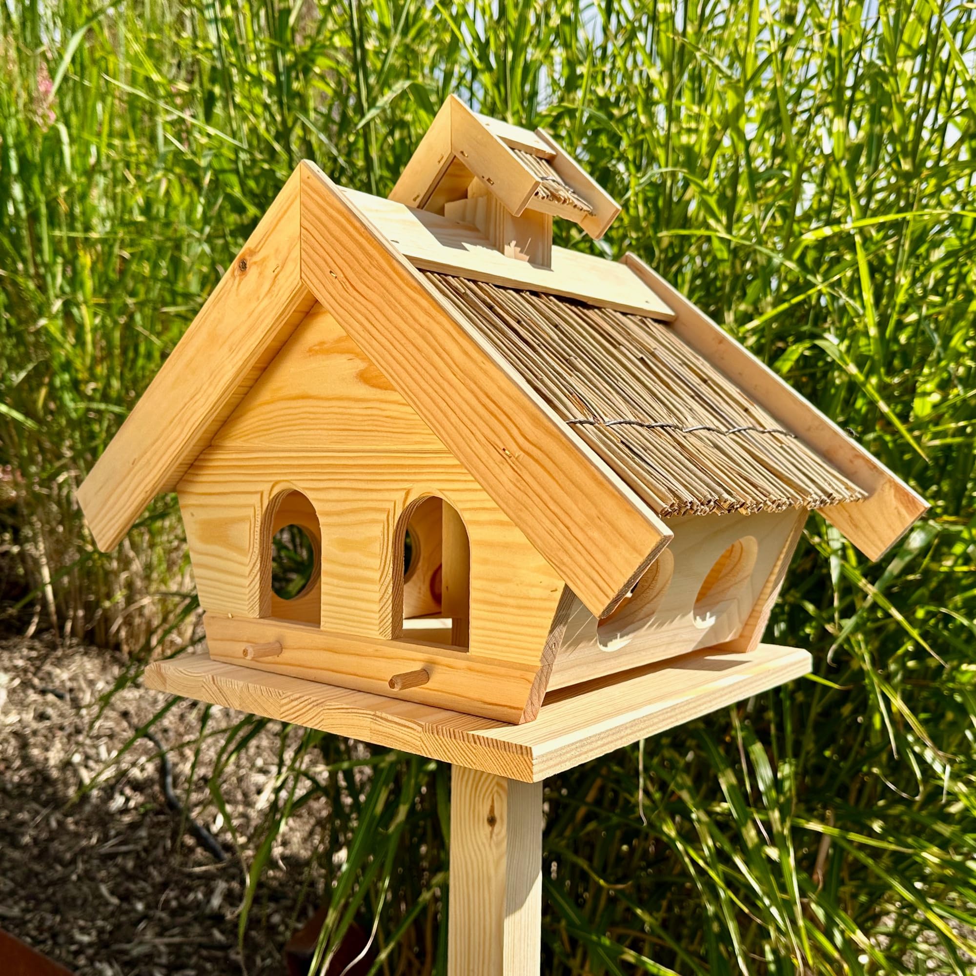 GARTENETAGE Vogelhaus Holz mit Reetdach und 2in1 Ständer/Vogelhaus mit Ständer wetterfest und stabil/Vogelfutterhaus mit Ständer/Robustes Vogelhäuschen für Balkon und Garten
