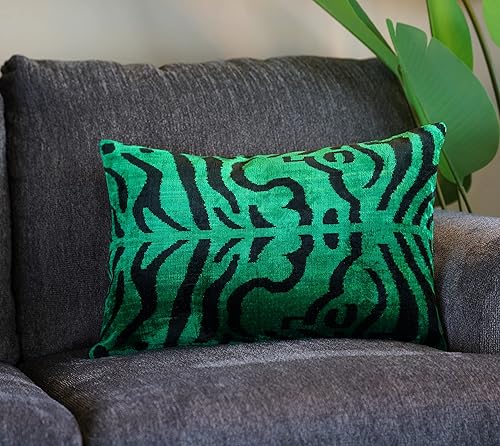 Miniatura 9 de Almohada decorativa hecha a mano con relleno de plumón estampado de tigre verde funda de cojín lumbar de seda de terciopelo suave para sala de estar