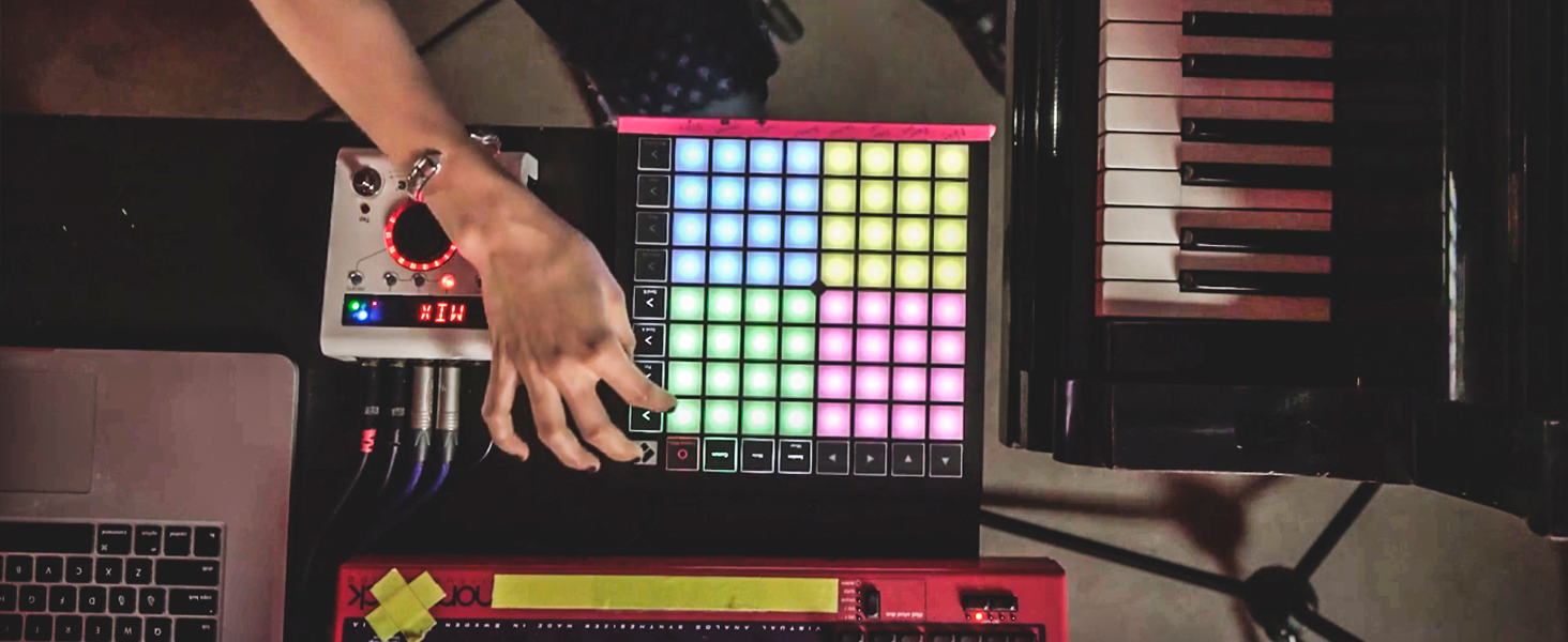 Amazon.com: Controlador de cuadrícula MIDI Novation Launchpad X