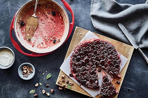 Miniatura 5 de Le Creuset Plato de tatuaje de hierro fundido esmaltado, 2 cuartos de galón, color cereza