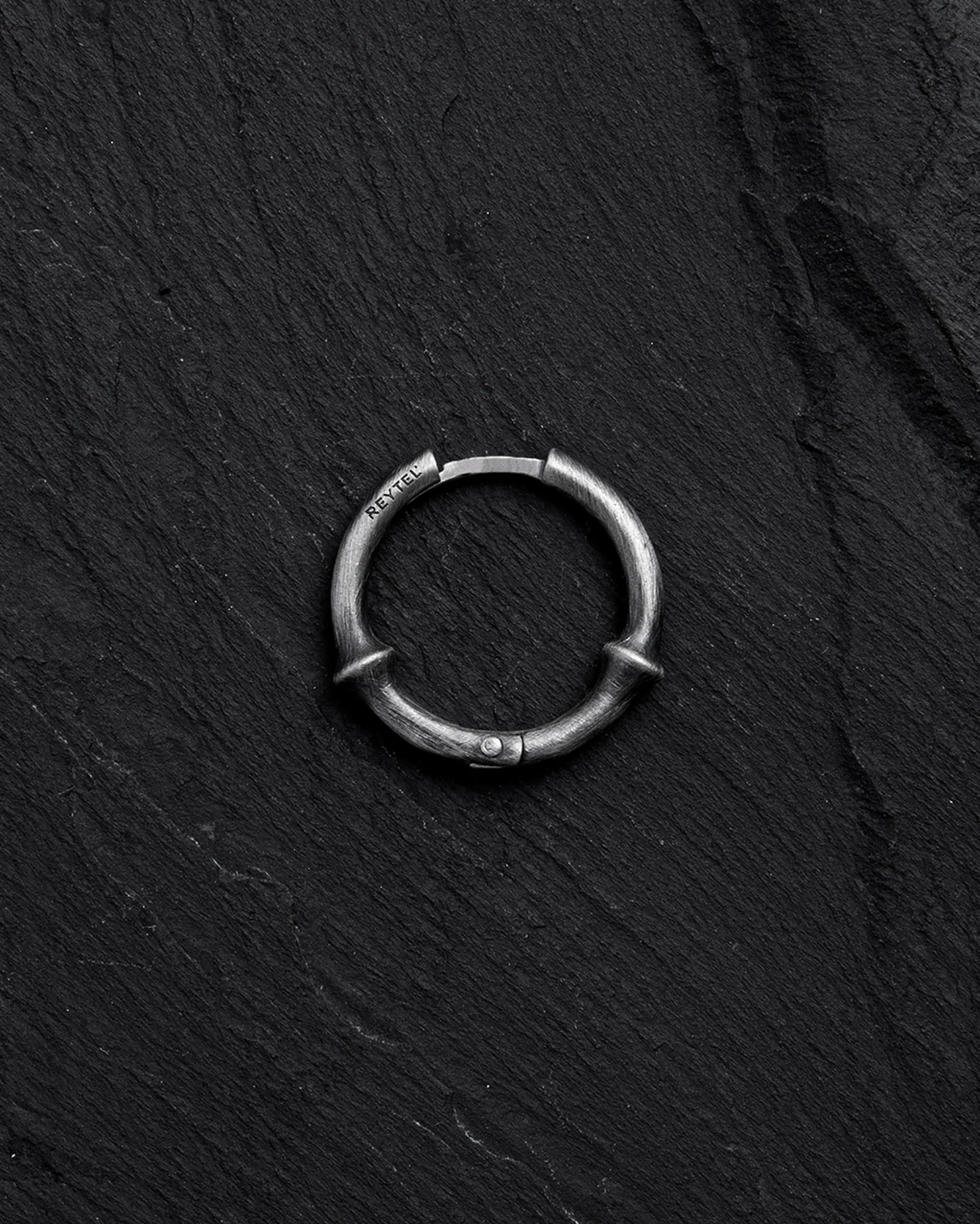Orecchini 925 Argento DOMAS – Orecchino Viking Unico per Uomo Donna – Piccole Cerchie in Argento Sterling – Huggie Ipoallergenico – Gioielli per Compleanni, Anniversari e Regali