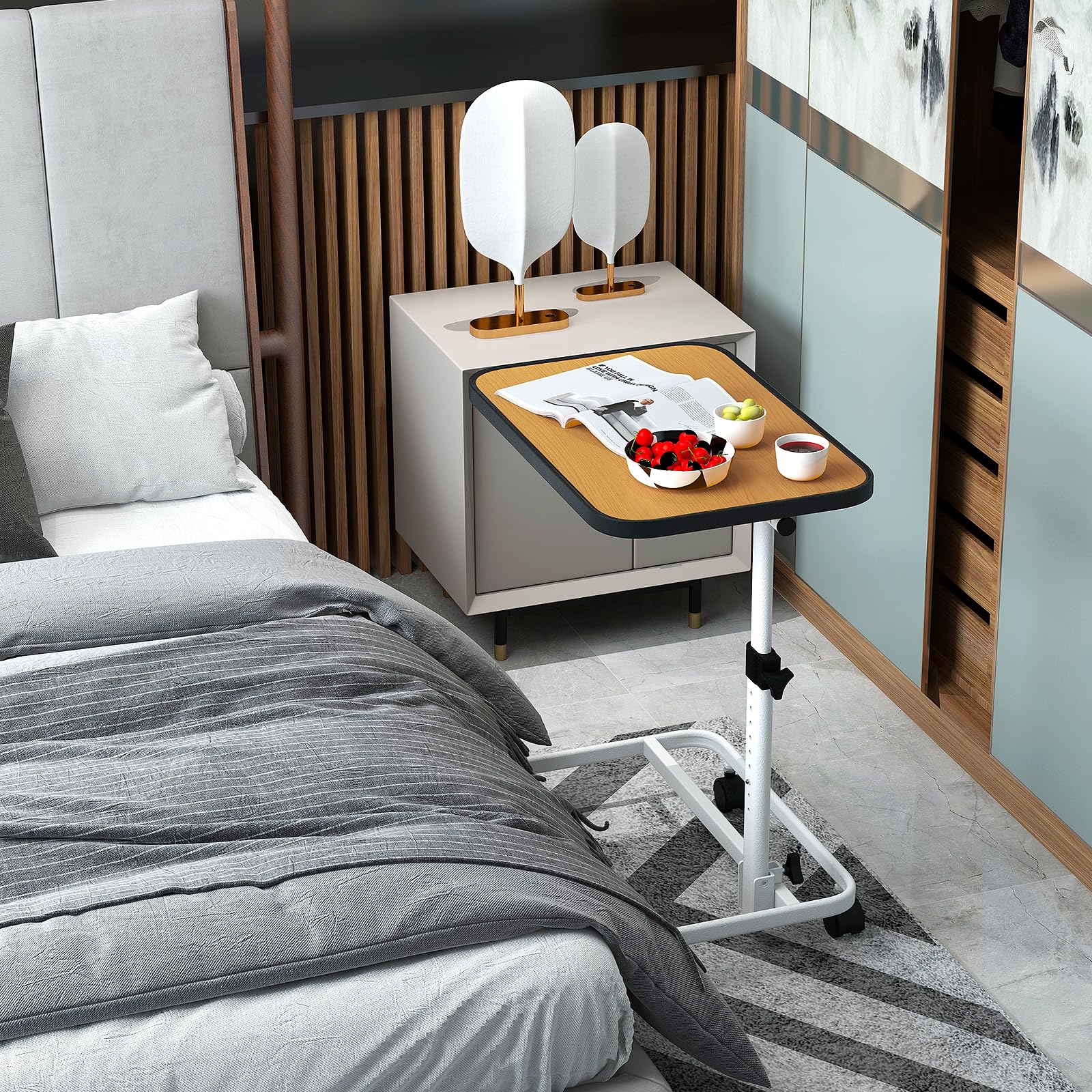 COSTWAY Tavolino da Letto e Divano con Ruote Bloccabili, Tavolino Porta PC con Altezza Regolabile in 9 Posizioni e Piano Inclinabile, Tavolino Servitore Letto per Mangiare e Lavorare (Legno)