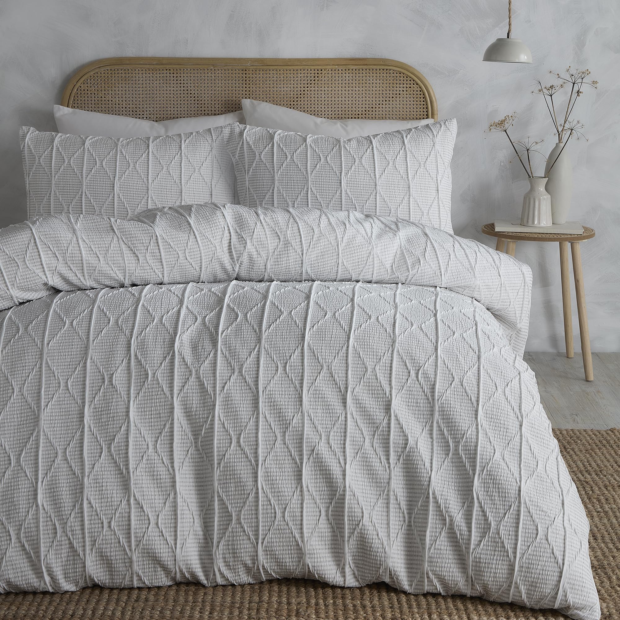 Serene Crinkle Stripe Duvet Cover Set Super King 260 x 220cm – Textured White Bedding with Modern Stripe Design, Includes 2 Pillowcases