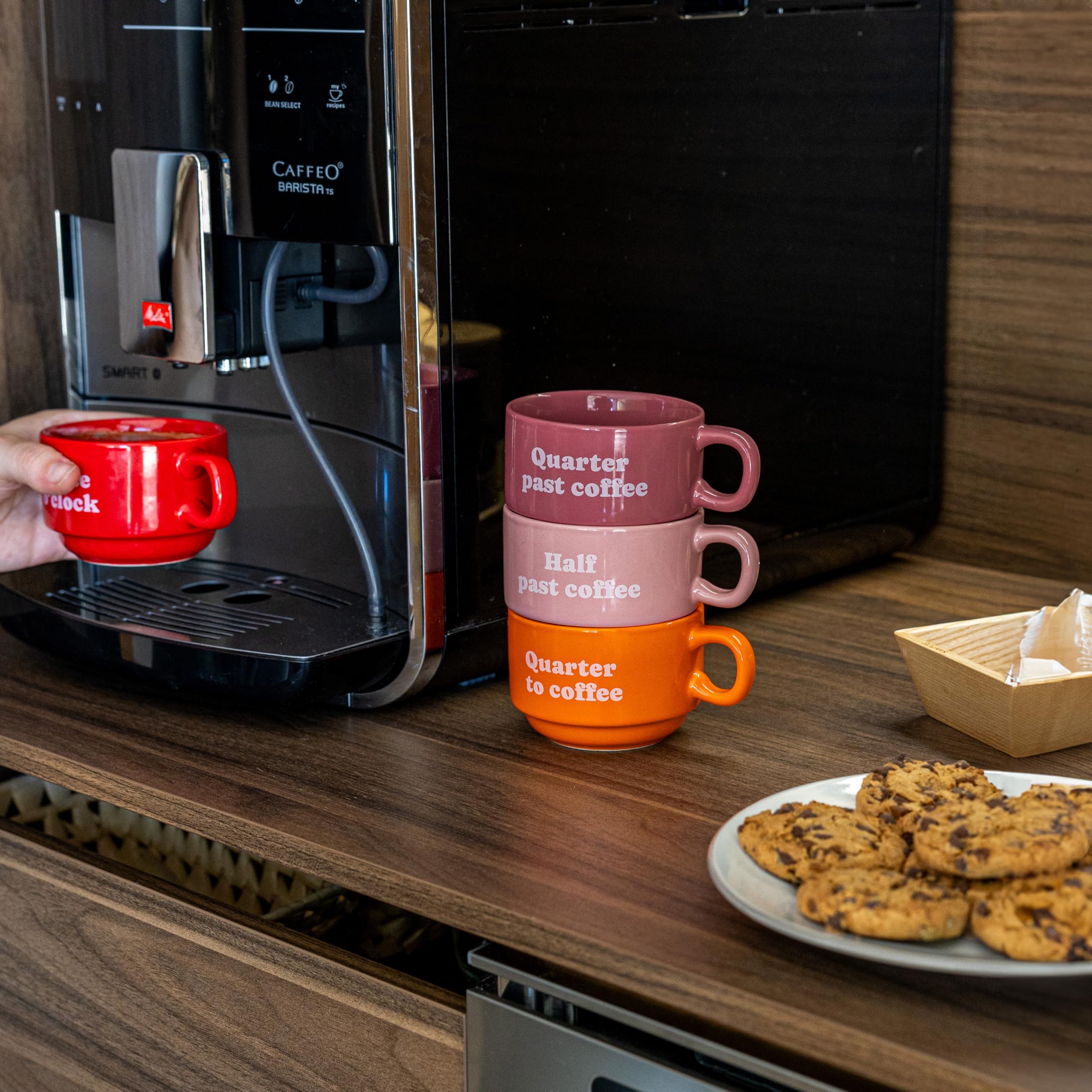 FISURA – Set mit originellen Tassen Coffee Clock. Weiße Tassen mit lustigen Sprüchen. Originelle Tassen mit Botschaft als Geschenk. Set mit 4 humorvollen Keramiktassen