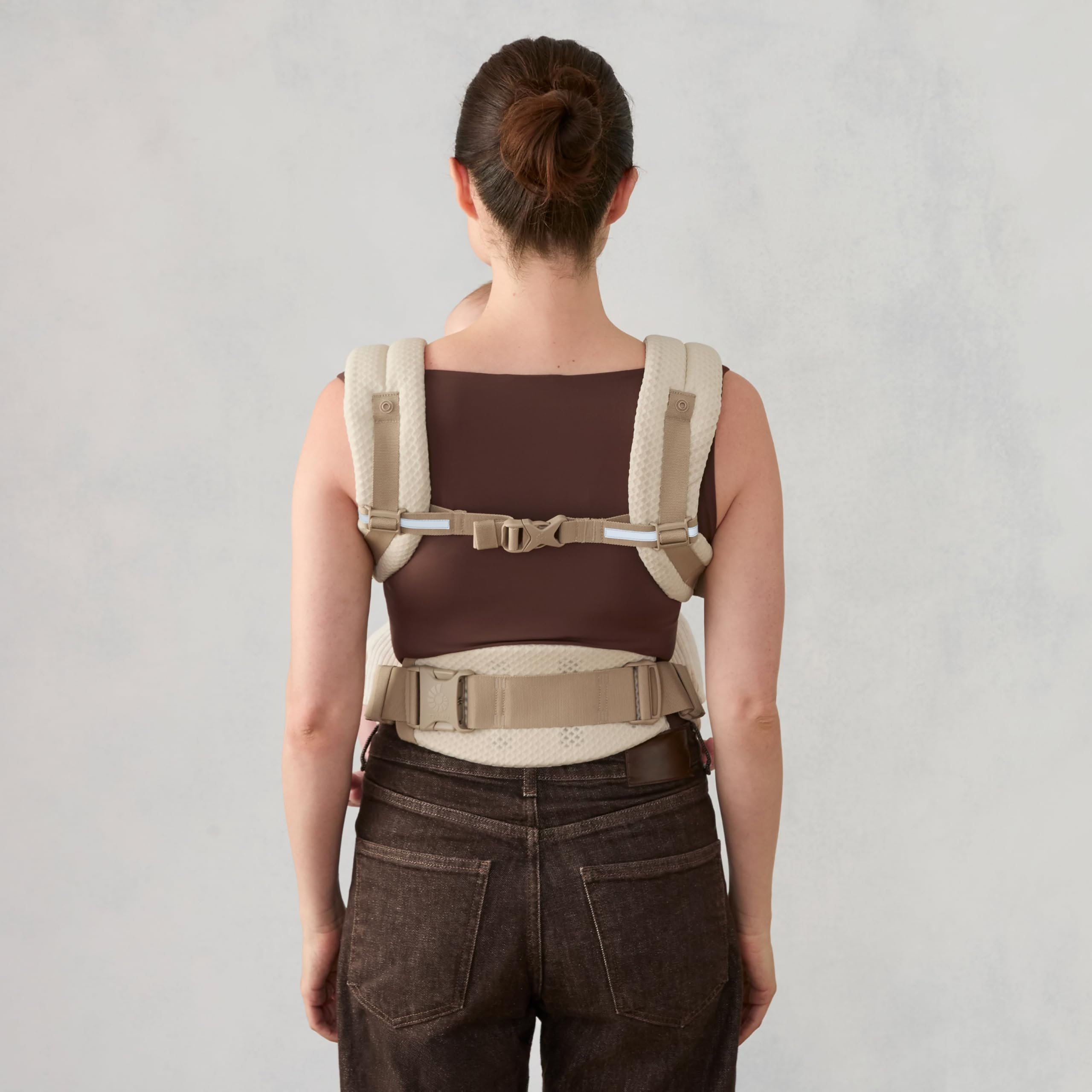 Ergobaby Adapt Babytrage für Neugeborene ab Geburt, 3-Positionen SoftFlex Mesh Ergonomische Babybauchtrage Rückentrage Baby-Tragetasche, Natural Beige, 1 Einheit