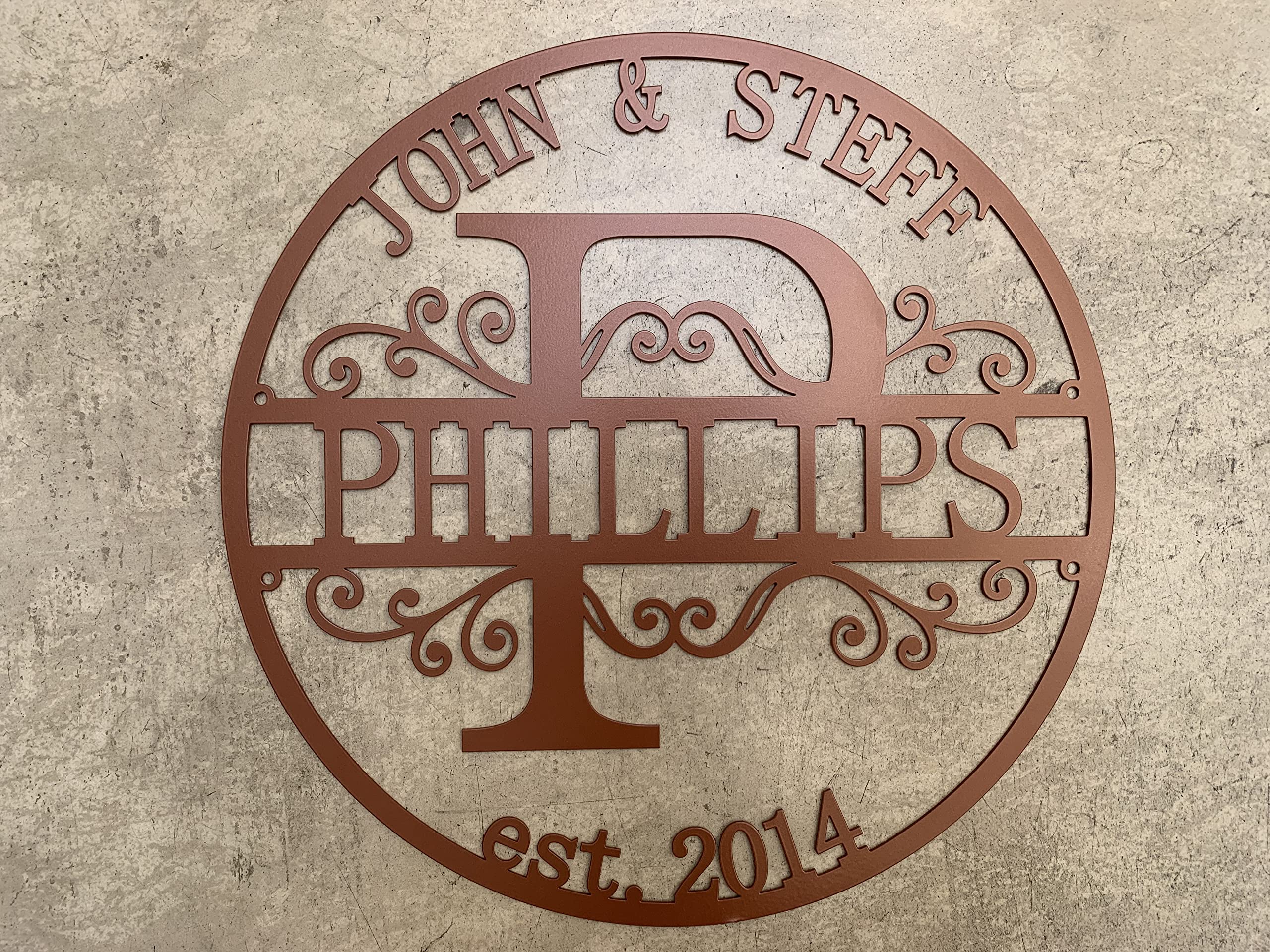 FranJohnsonHouse Personalisiertes Familienschild aus Metall mit Monogramm | Rundes Namensschild in Kupferoptik mit Familiennamen, Vornamen und Jahr, als Geschenk für Hochzeit oder Einzug
