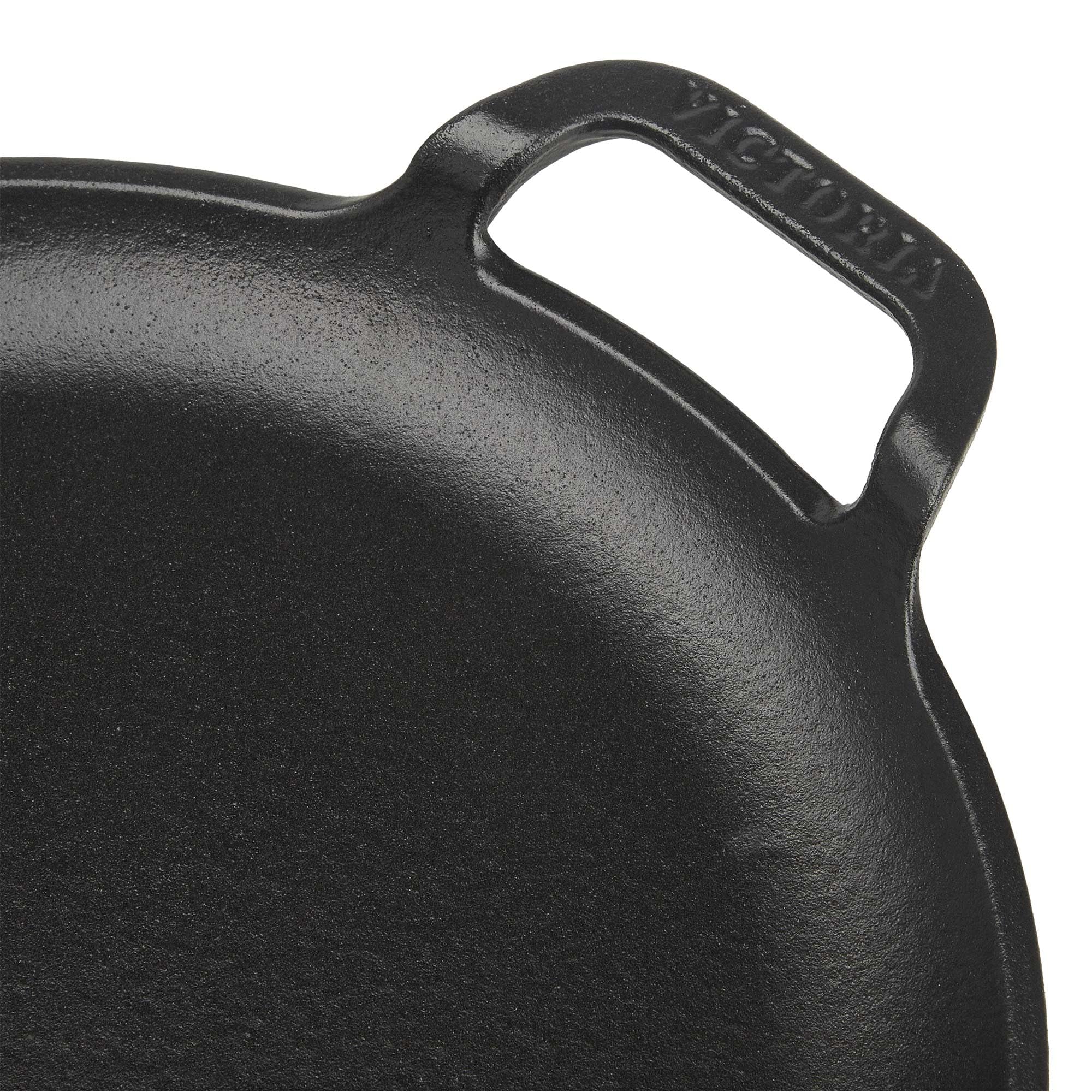 Victoria Teglia per Pizza Ghisa Smaltata, Induzione Piastra per Grigliare 25cm con Manici per Fuoco, Barbecue, Forno, Vetroceramica, Gas, Comal Priva di Sostanze Tossiche e senza PTFE