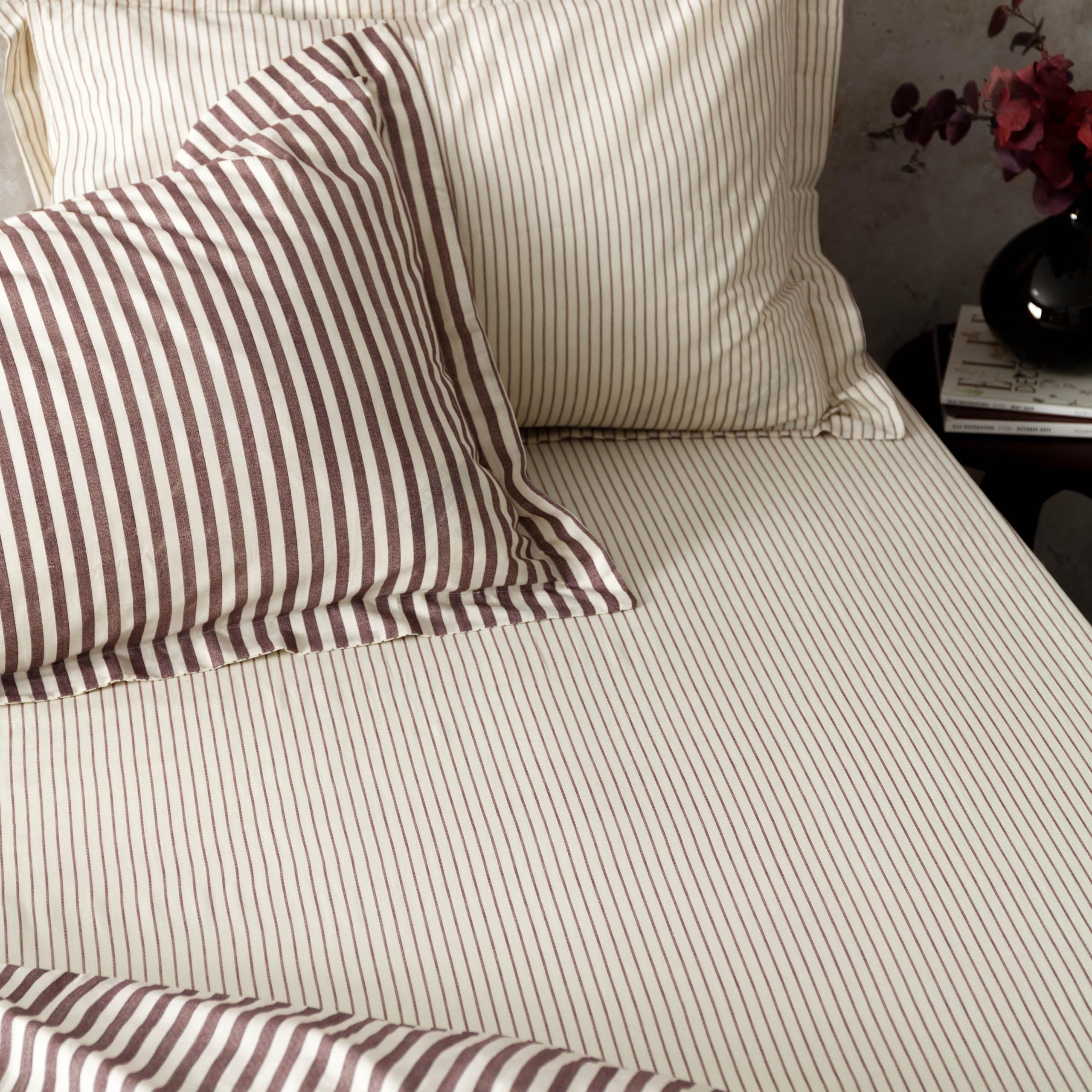 Yard Hebden Narrow Stripe Fitted Sheet – Ultra Soft 100% Cotton Striped Bed Sheet (Beetroot – Double – 137x190x32cm)