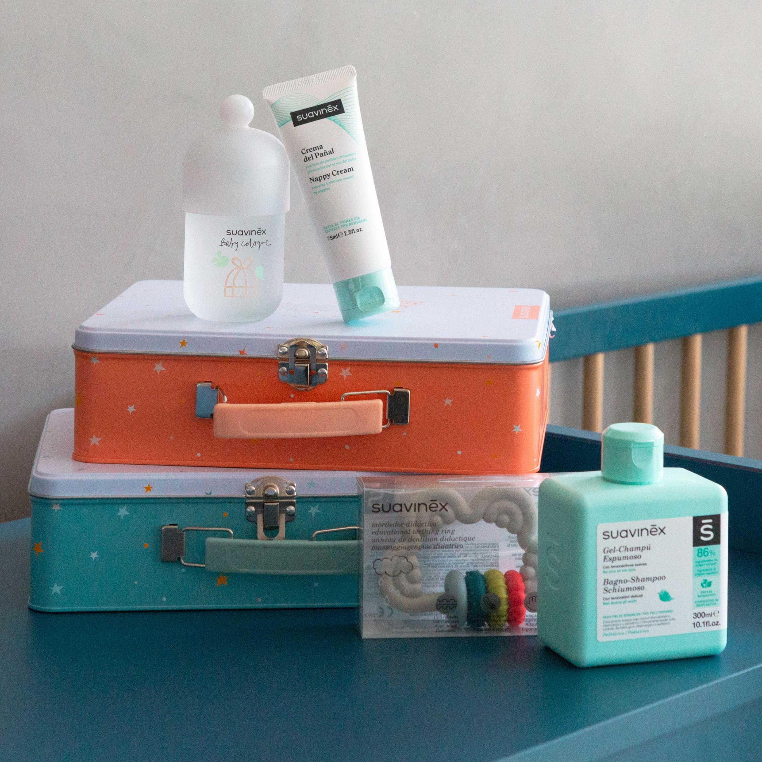 Suavinex, Regalo Bebé Recien Nacido, Canastilla Bebé con Maleta Metálica. Incluye: Baby Cologne 100 ml + Gel Espumoso 300 ml + Crema del Pañal 75 ml + Mordedor de Silicona Flexible, Dreams Coral