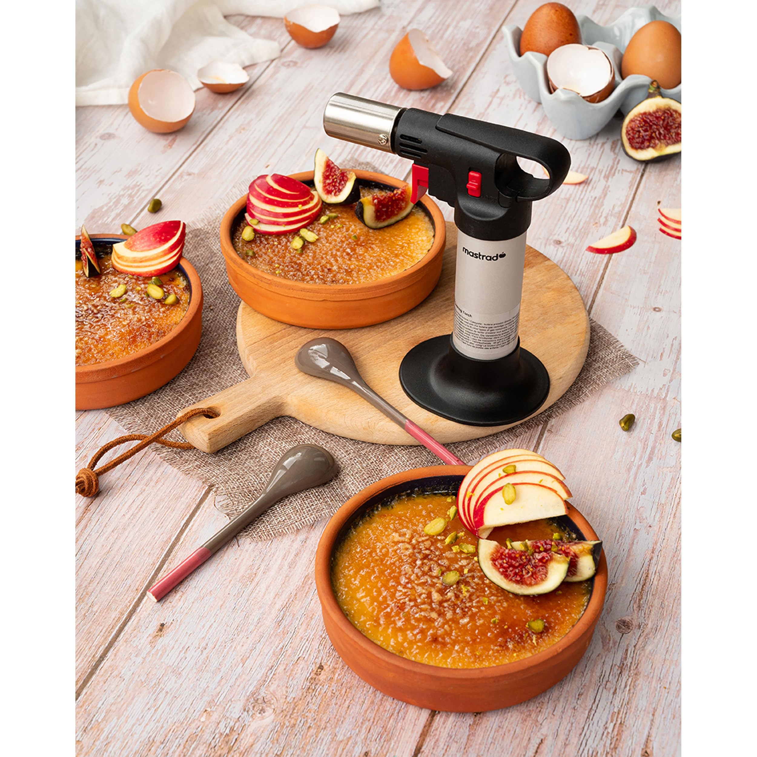Mastrad – Estuche de cremas quemadas – 1 soplete de cocina y 4 ramequines – Caramelizar tus cremas quemadas caseras – Soplete Expert – Resultado profesional – Ramequines de terracota