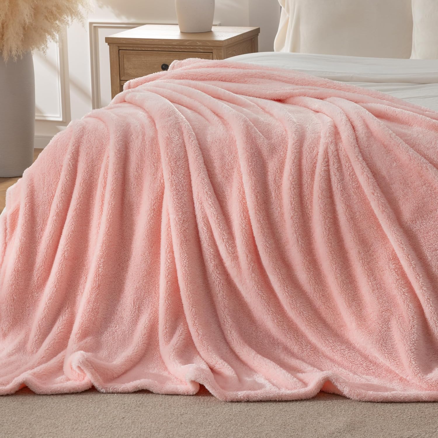 Double-Pile Fluffy Fleece Blanket, Ultra Soft & Warm All-Season Cozy Blanket for Couch Bed Sofa, Lightweight Plush Microfiber Living Room Decor, Gift for Women Men Kids(King, Strawberry Cream)