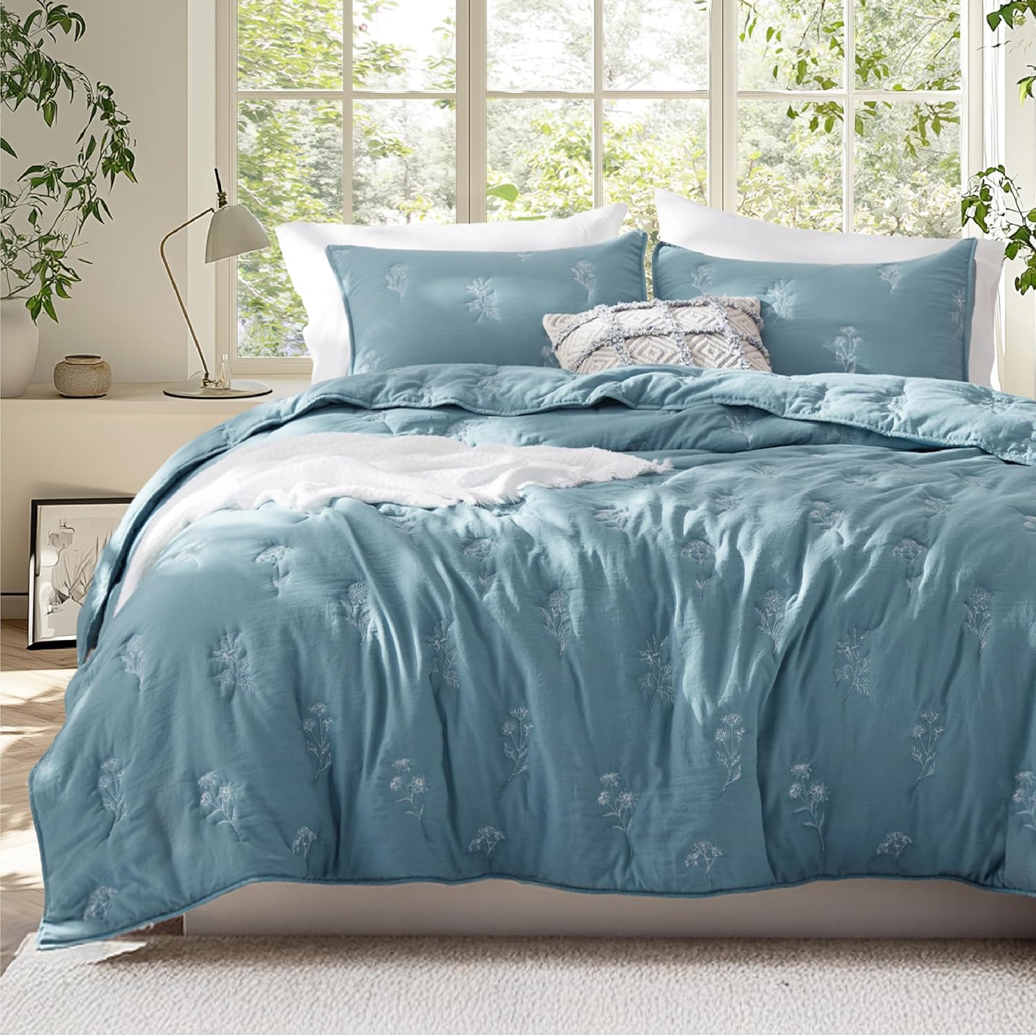 Bedsure Floral Quilt King Size - Luxurious Summer Bedding Set, Super Soft Bedspread King Size, Lightweight Comforter with 2 Pillow Shams, Blue, 106x96 Inch