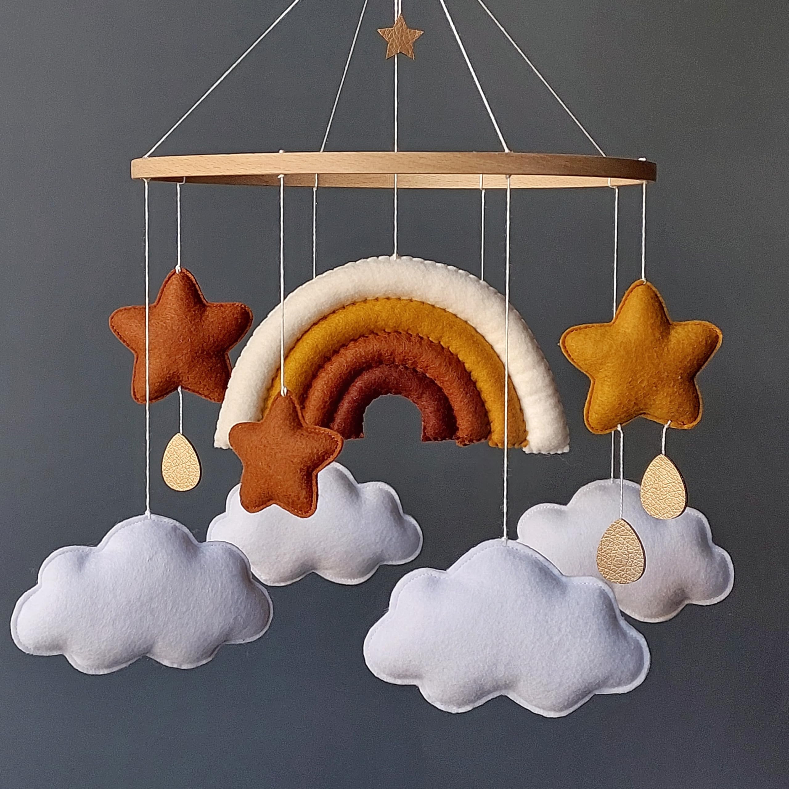 Regenbogen Baby Mobile – Neutrales Boho Mobile mit Sternen & Wolken in Beige und Braun – Handgemachtes Filz-Mobile fürs Babyzimmer – Wunderschönes Geschenk zur Geburt