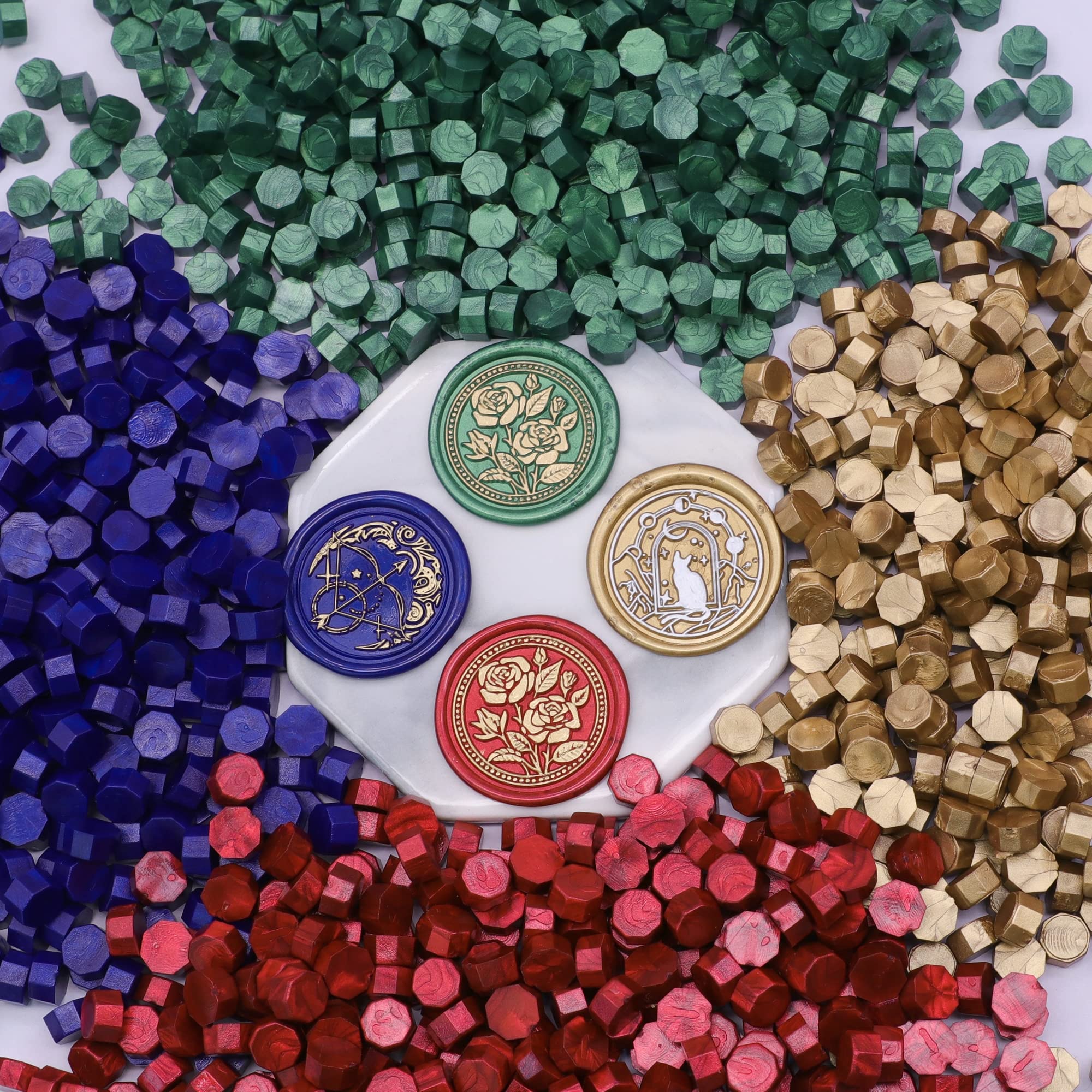 SWANGSA Kit de cera de sellado, 1450 cuentas de cera de sellado, verde metálico, calentador de sello de cera, cuchara de cera, bolígrafo de sello de cera dorado y velas de té para sello de cera y