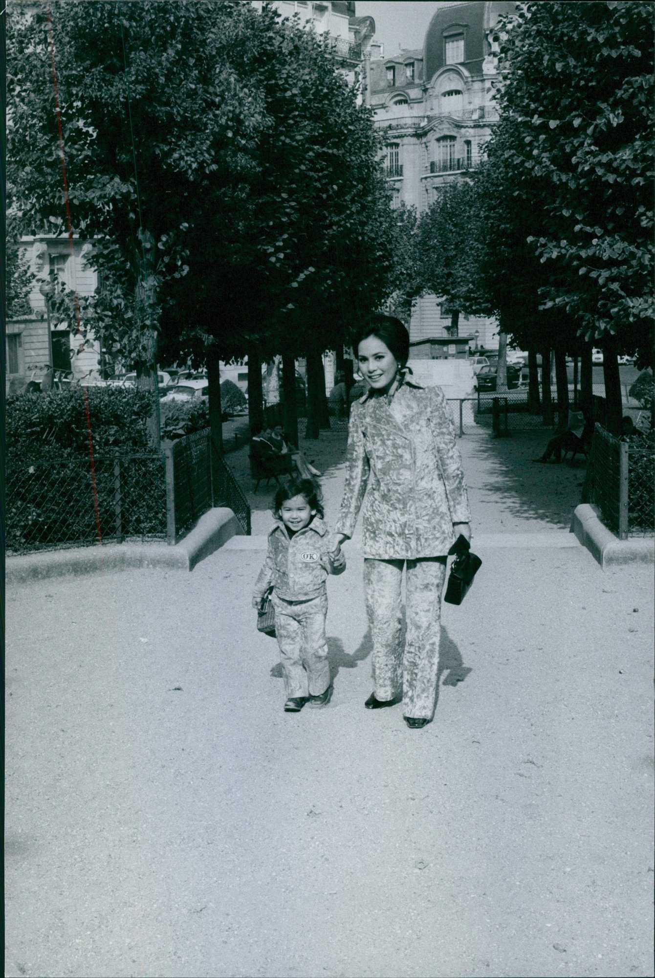 Amazon Com Vintage Photo Of A Photo Of A Socialite Tv Personality And Philanthropist Dewi Sukarno With Her Daughter Kartika 1969 Home Kitchen