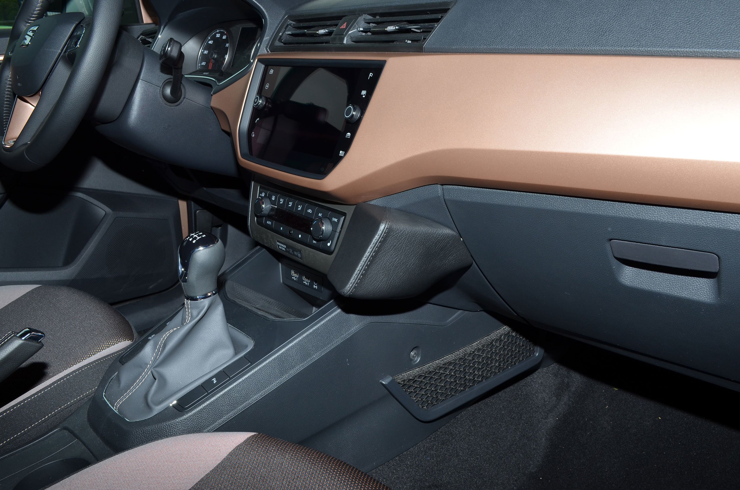 KUDA Handyhalterung passend für Seat Ibiza (6F) & Seat Arona ab 06/2017 - Telefonkonsole für Smartphones, Handy, Navi und mehr - Kunstlederkonsole, Schwarz, 2985