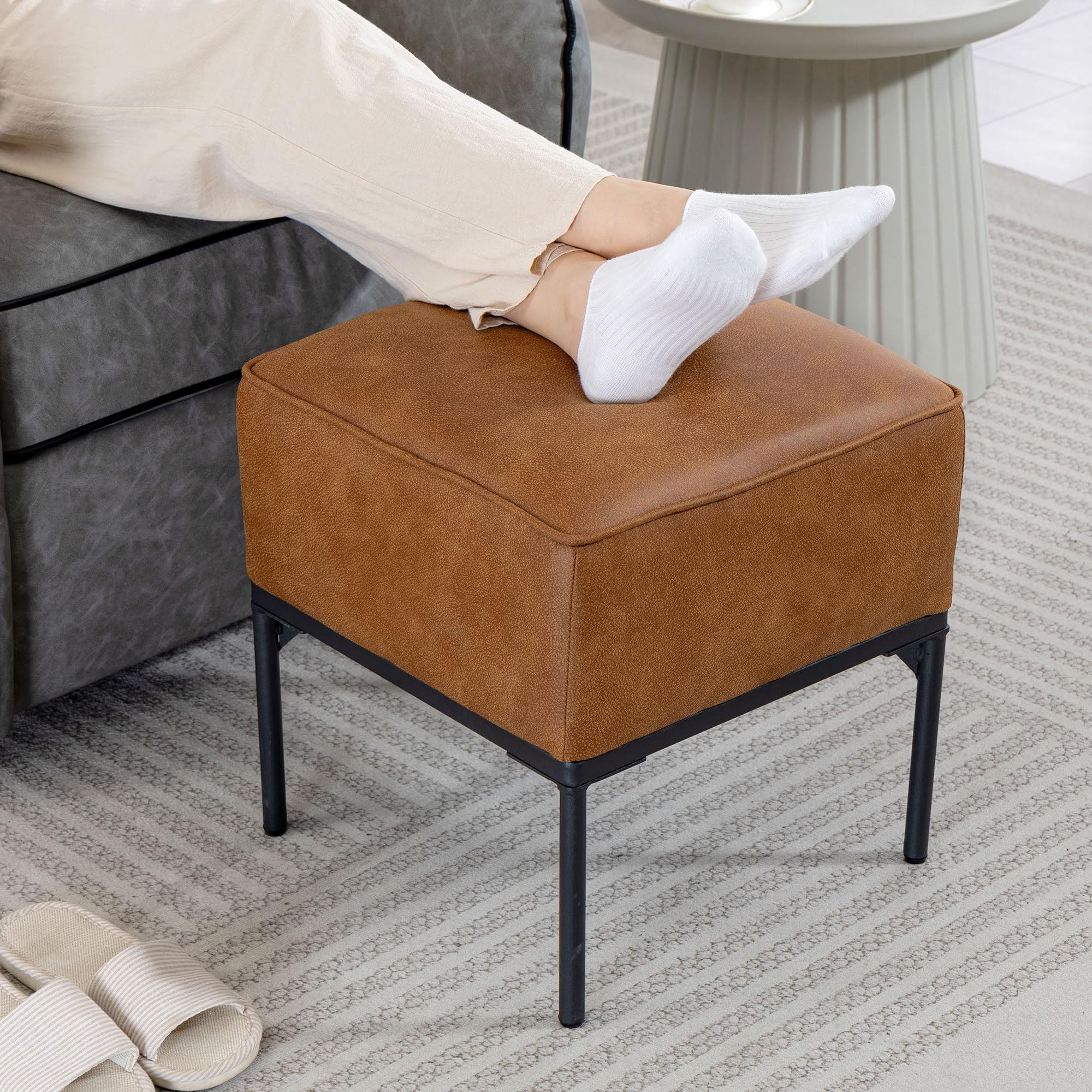 HOMCOM Reposapiés Salón Taburete Bajo Moderno Otomana 40x40x46 cm Marrón | Asiento Acolchado Grueso, Patas de Acero, Cuero Sintético, Otomana de Dormitorio, Carga 120 kg, para Entrada, Pasillo