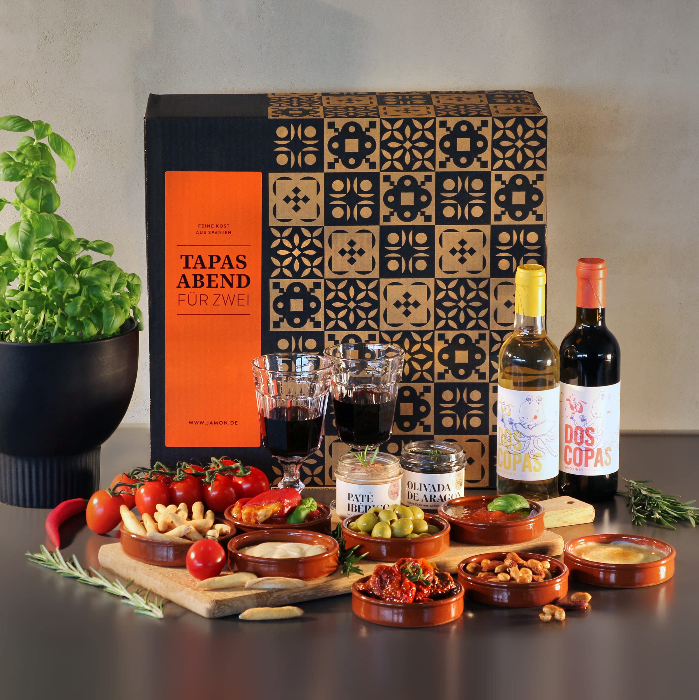 Präsentkorb Tapas-Abend für Zwei gefüllter Feinkost-Geschenkkorb von jamon.de